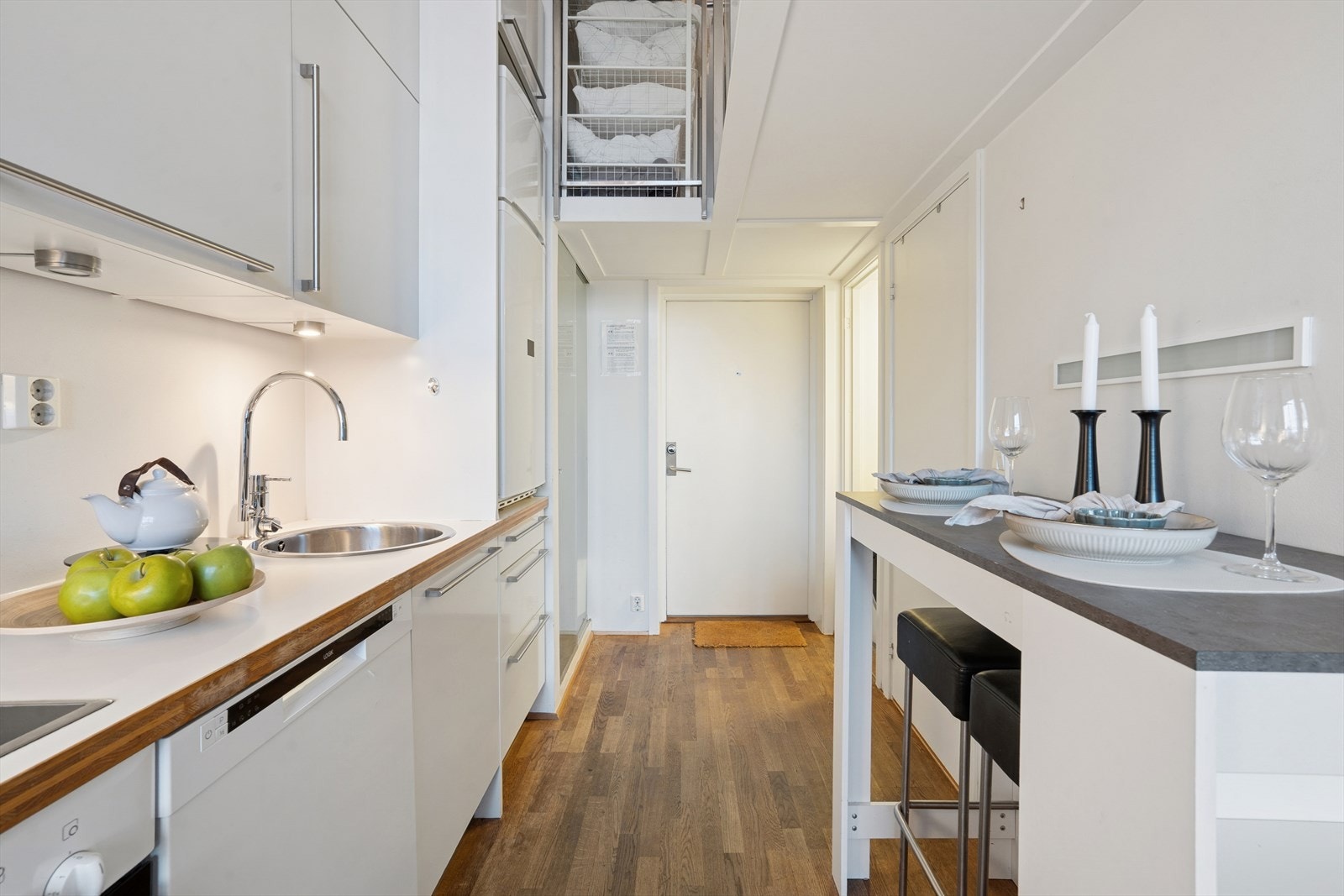 På kjøkkenet er det Integrert stekeovn, keramisk topp, oppvaskmaskin og kjøleskap som medfølger. Galleribilde