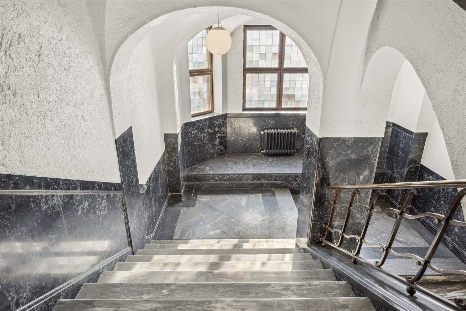 Ærverdig bygg med flotte trappeganger Galleribilde