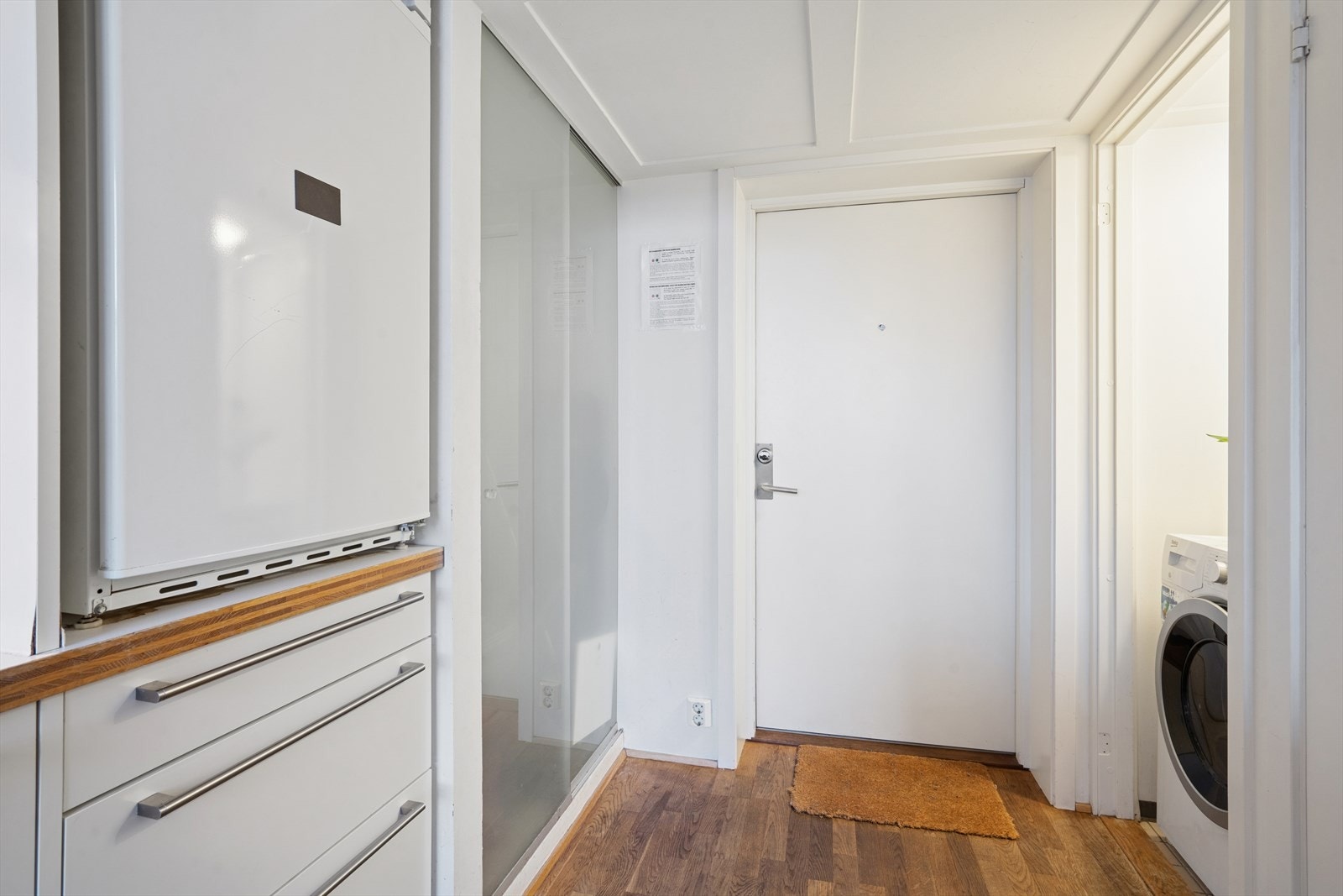 Entréen har en god utforming som gir et ryddig og trivelig førsteinntrykk. Det er plass til å henge fra seg yttertøy og sette fra seg sko i en praktisk skyvedørsgarderobe med glassdører. Galleribilde