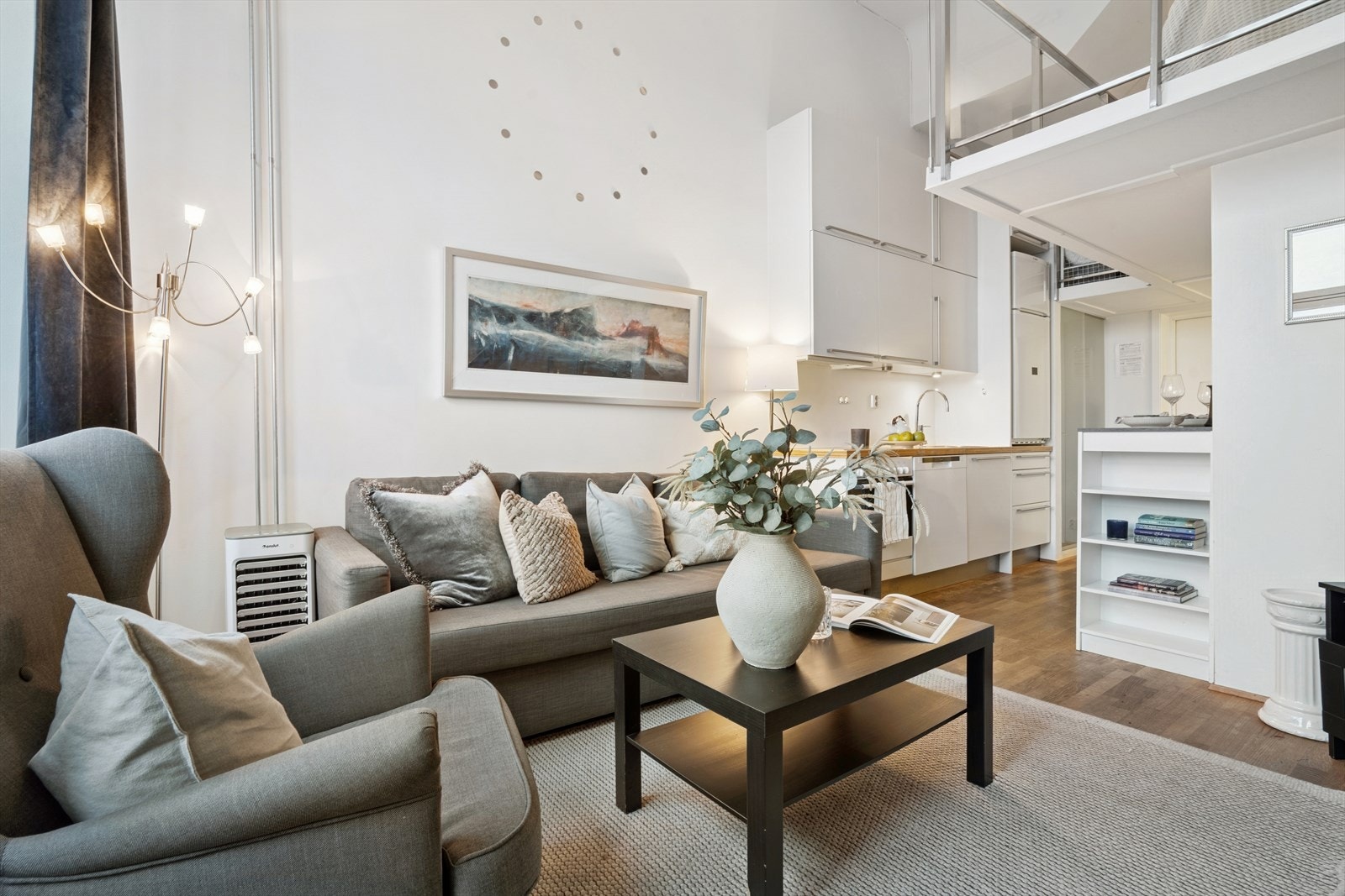 Den imponerende takhøyden på nærmere 4 meter kombinert med den store vindusflaten gir en fantastisk romfølelse og rikelig med naturlig lys. Galleribilde