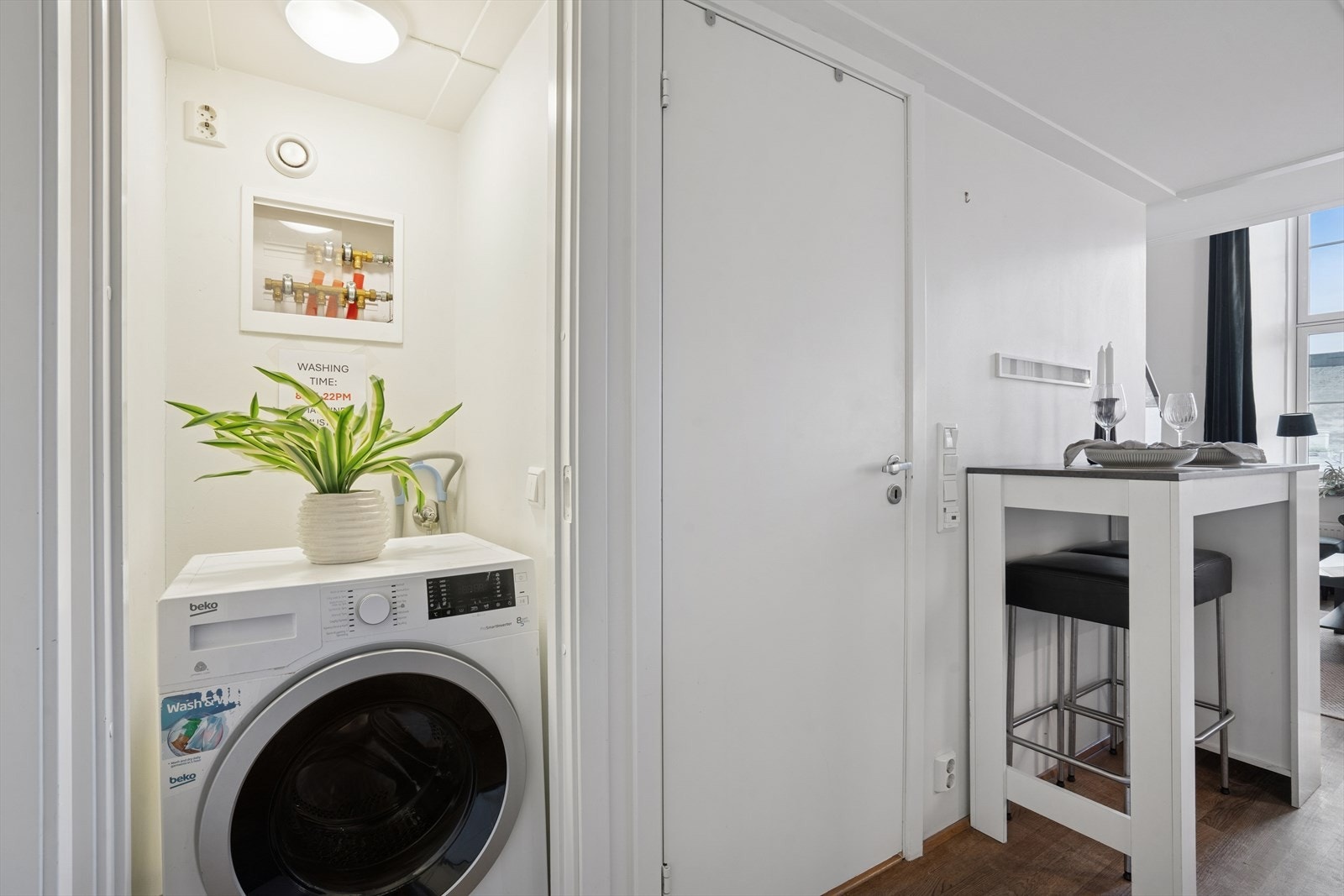 I motsatt ende av garderoben ligger en bod/kott med plass og opplegg til vaskemaskin. Galleribilde