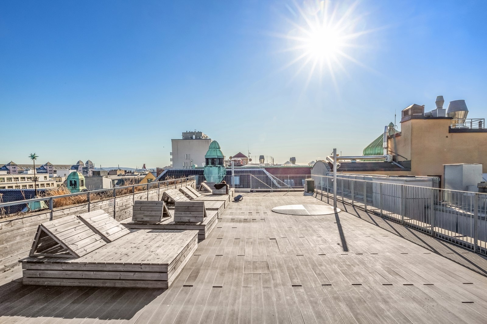Takterrasse med solsesnger og utedusj! Galleribilde