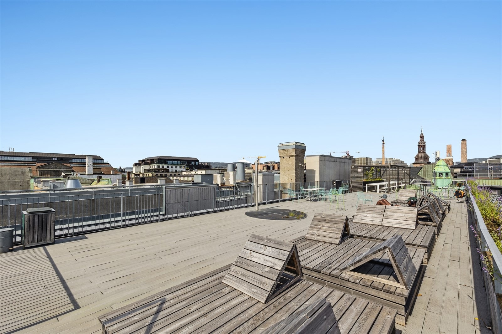 Sameiet har tre fantastiske takterrasser med flotte solforhold og fantastisk utsikt. På en av terrassene er det mulig å leie hageparsell til dyrking av grønnsaker. Galleribilde