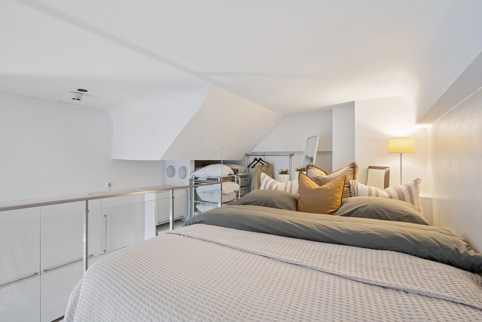 På hemsen er det plass til seng og garderobeløsning. Galleribilde