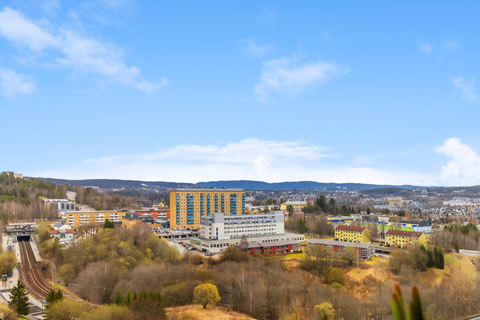 Fra vinduene har du et flott utsyn mot grønne omgivelser og videre byutsikt, som skaper en behagelig og luftig atmosfære. Galleribilde