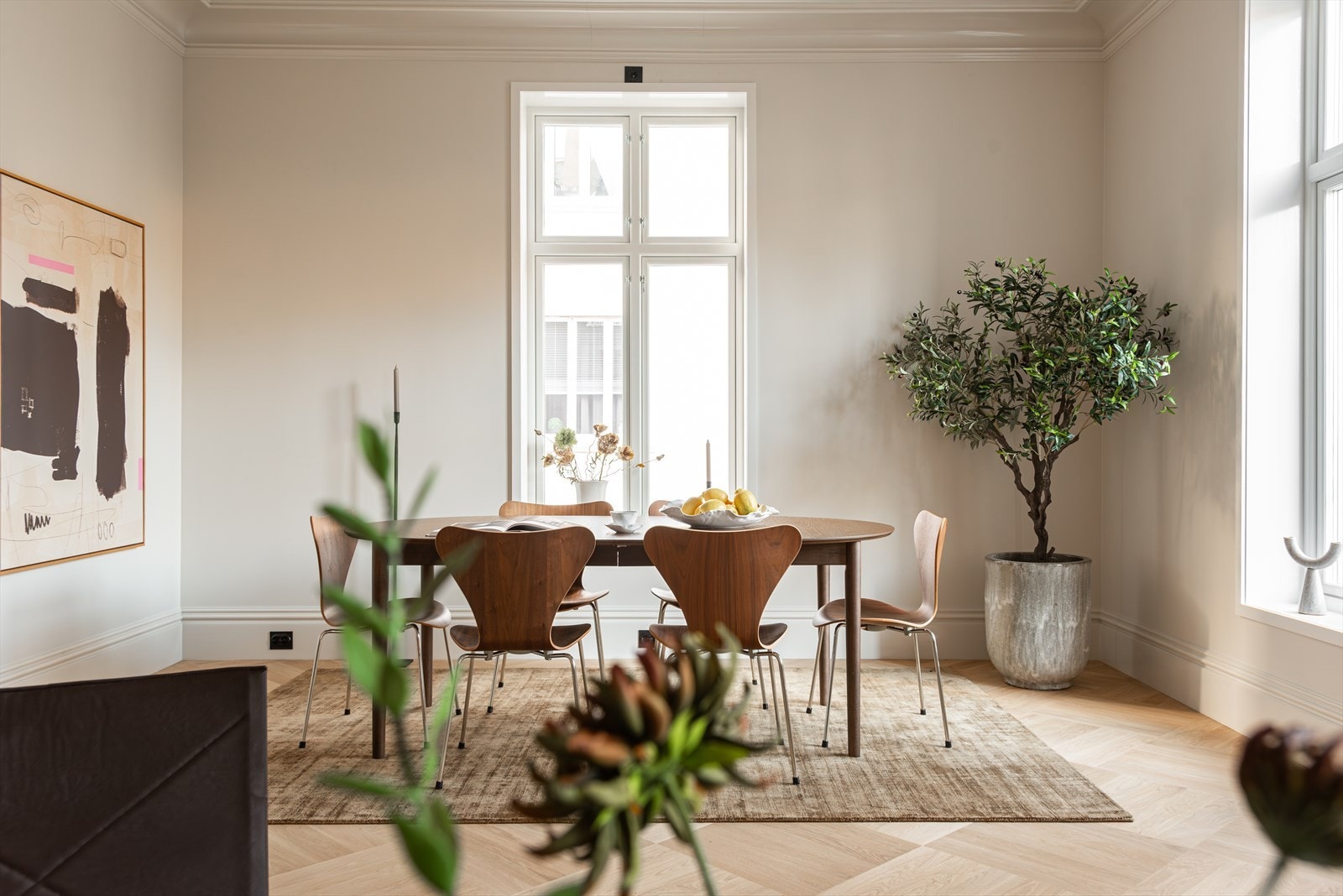 Det er god plass til et stort langbord - perfekt for sosiale sammenkomster! Galleribilde