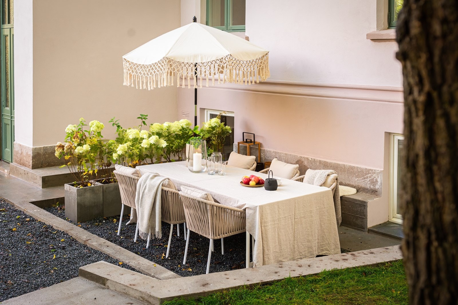 Det er plass til et hyggelig langbord og beplantning - perfekt for svale sommerdager! Galleribilde