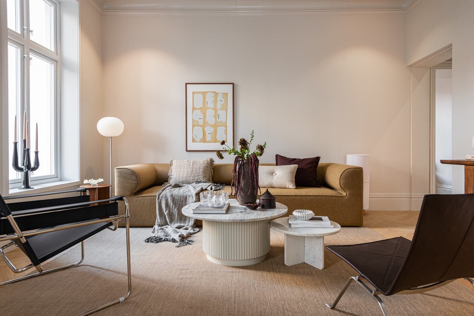 Leiligheten byr på en stor og fin stueavdeling med svært god møbleringsfrihet Galleribilde