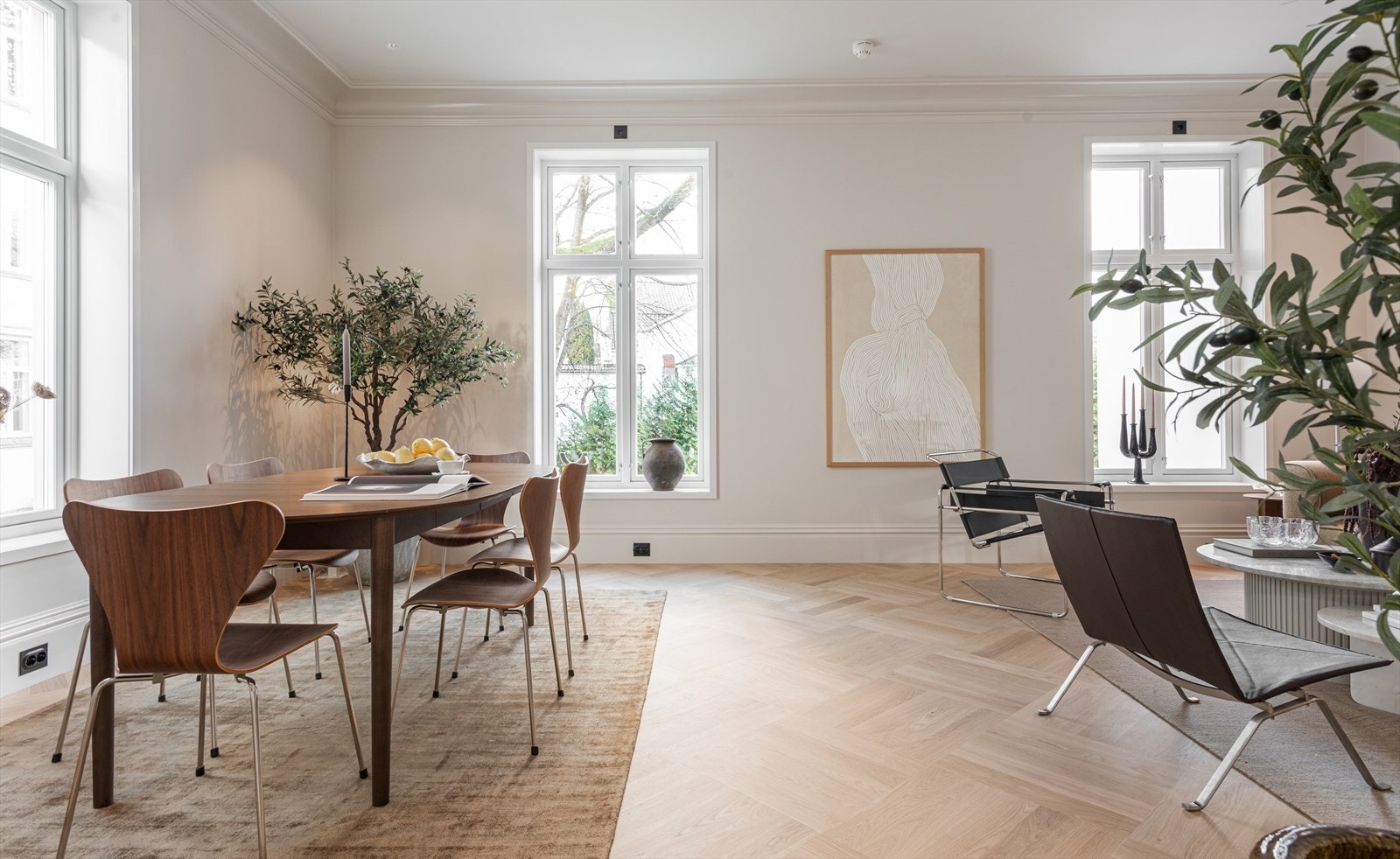 Ambisjonen med totalrenoveringen har vært å skape et nytt, gammelt bygg - en bolig der historiske kvaliteter bevares og fremheves, samtidig som alle tekniske løsninger, materialer og funksjoner løftes til dagens høyeste standard Galleribilde