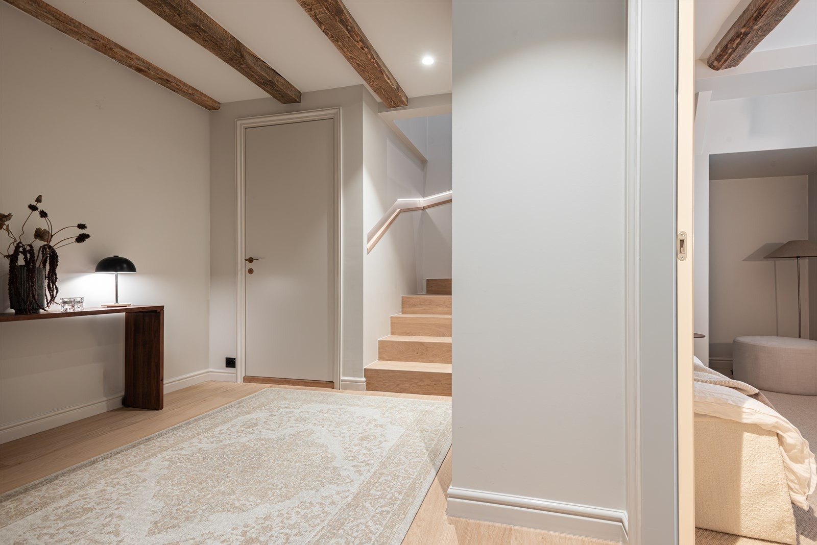 Gulv i kjeller er avrettet og isolert med 15 cm EPS, radonduk og ny støp Galleribilde