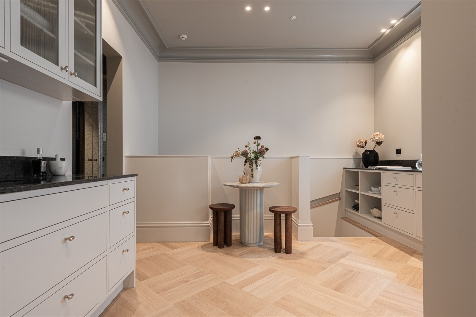 Leiligheten har delikat 1- stavs eikeparkett, lekkert listverk og nytt skjult elektrisk anlegg Galleribilde