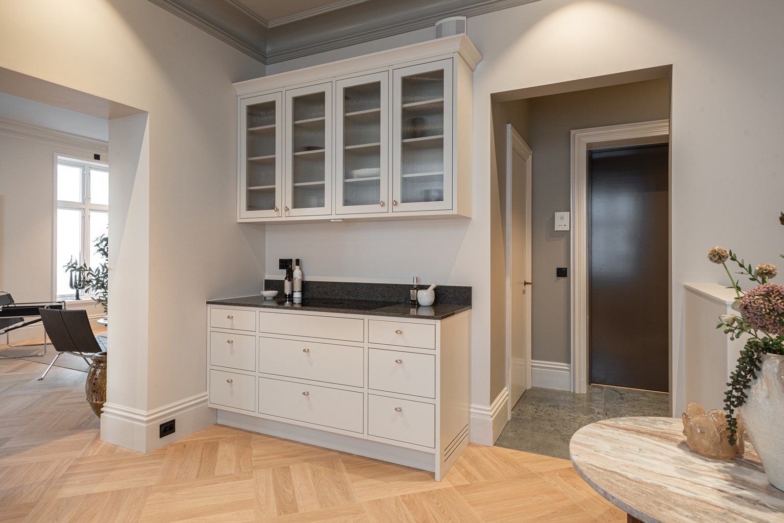 I sokkelen foran høyskapene er det trappetrinn som gjør de øverste hyllene lett tilgjengelige Galleribilde