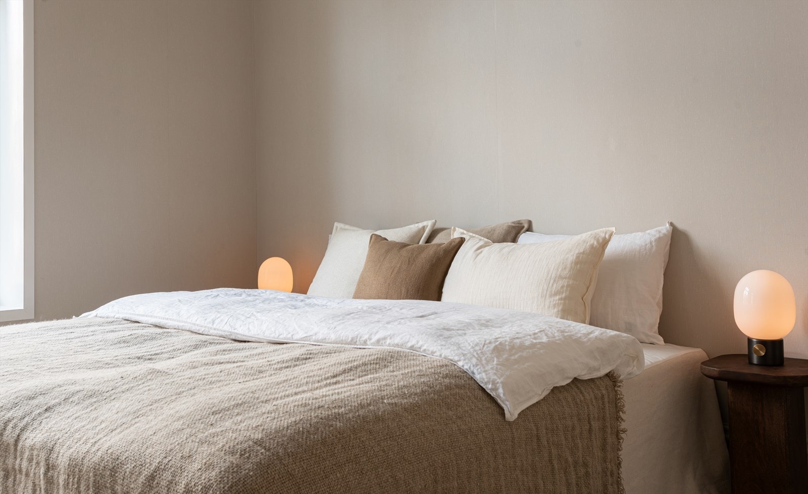 Hovedsoverommet utgjør en egen masteravdeling med tilknyttet garderobe og bad Galleribilde