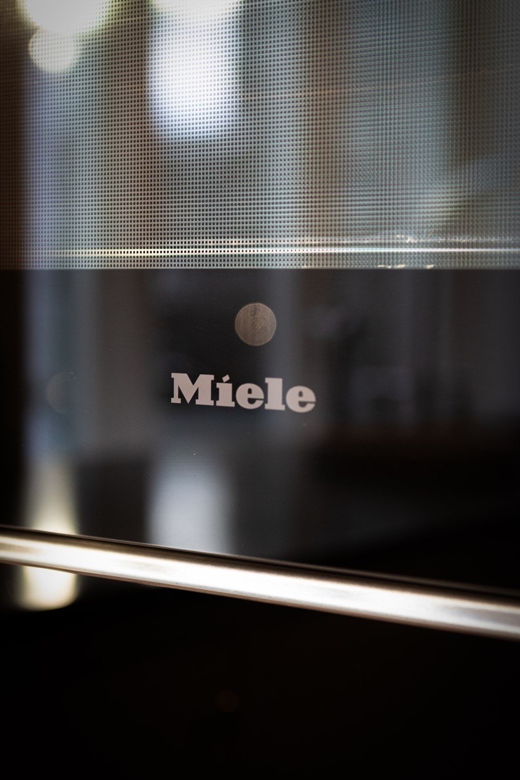 Hvitevarer omfatter Liebherr kombiskap, Miele stekeovn, varmeskuff og helintegrert oppvaskmaskin samt Bora Pure plateopp med integrert ventilator Galleribilde