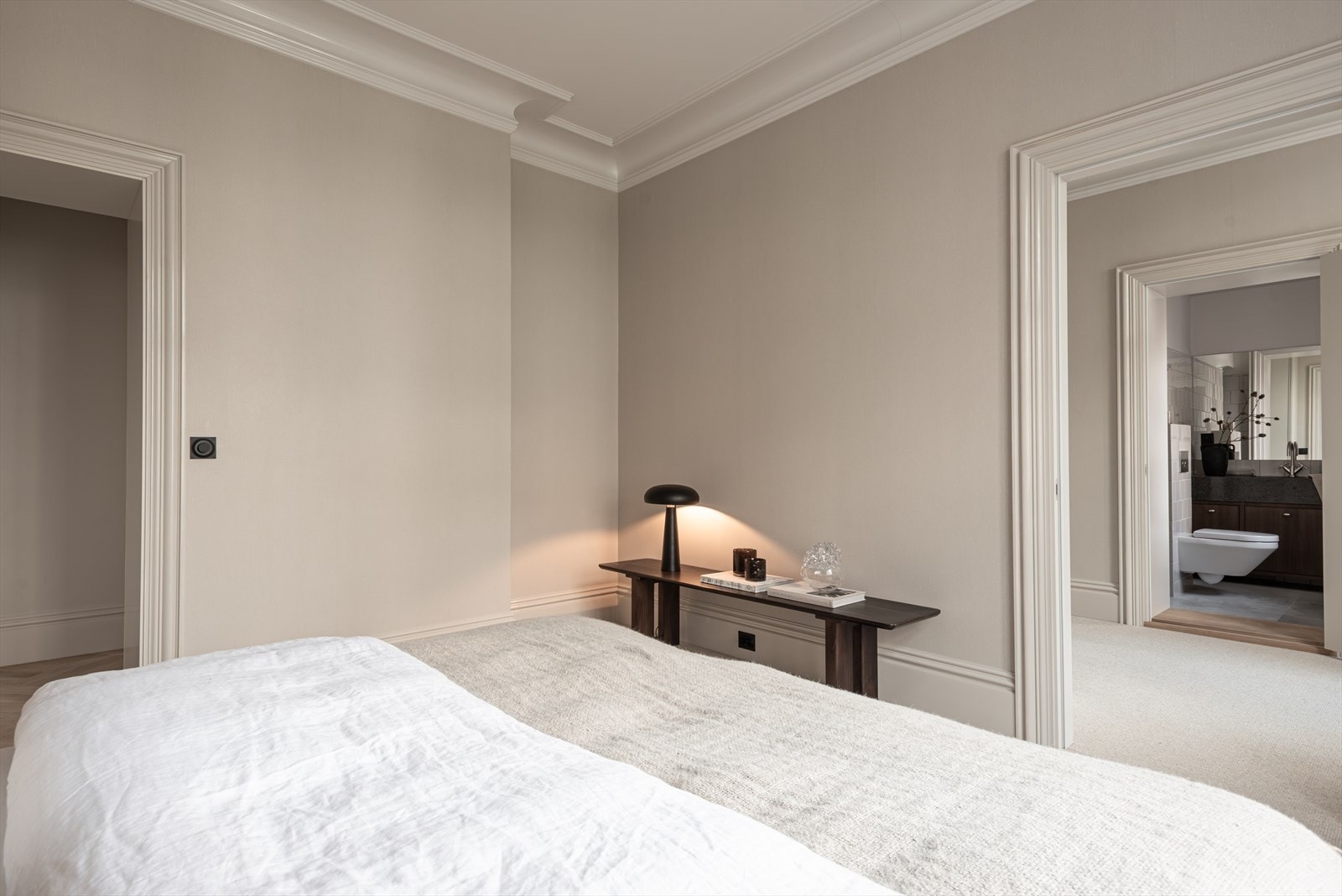 Bygget er totalt renset ned til bærende konstruksjoner - Alle innvendige vegger, himlinger, gulv, tekniske installasjoner og overflater er nye og bjelkelag er rettet opp og fóret opp for å sikre gode lydforhold Galleribilde