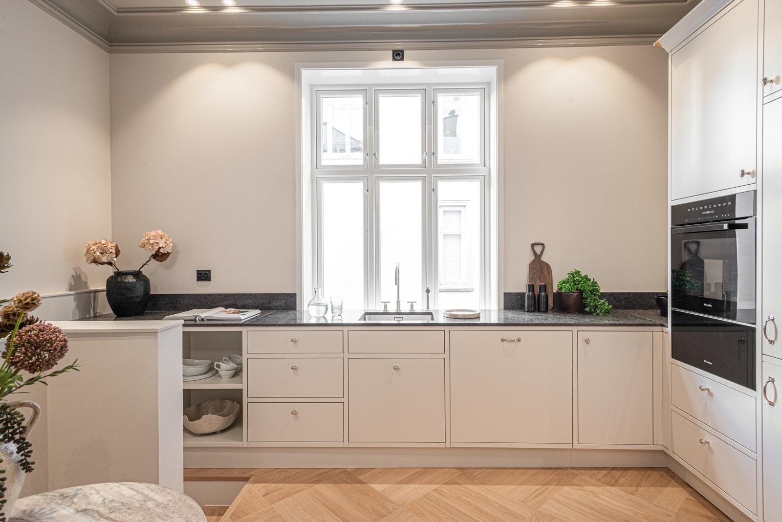 Kjøkkenet har steinbenkeplate, underlimt vask fra Blanco (type Andano 500-U), armatur fra Dornbracht, integrert belysning under overskap, i overskap og innvendig Galleribilde