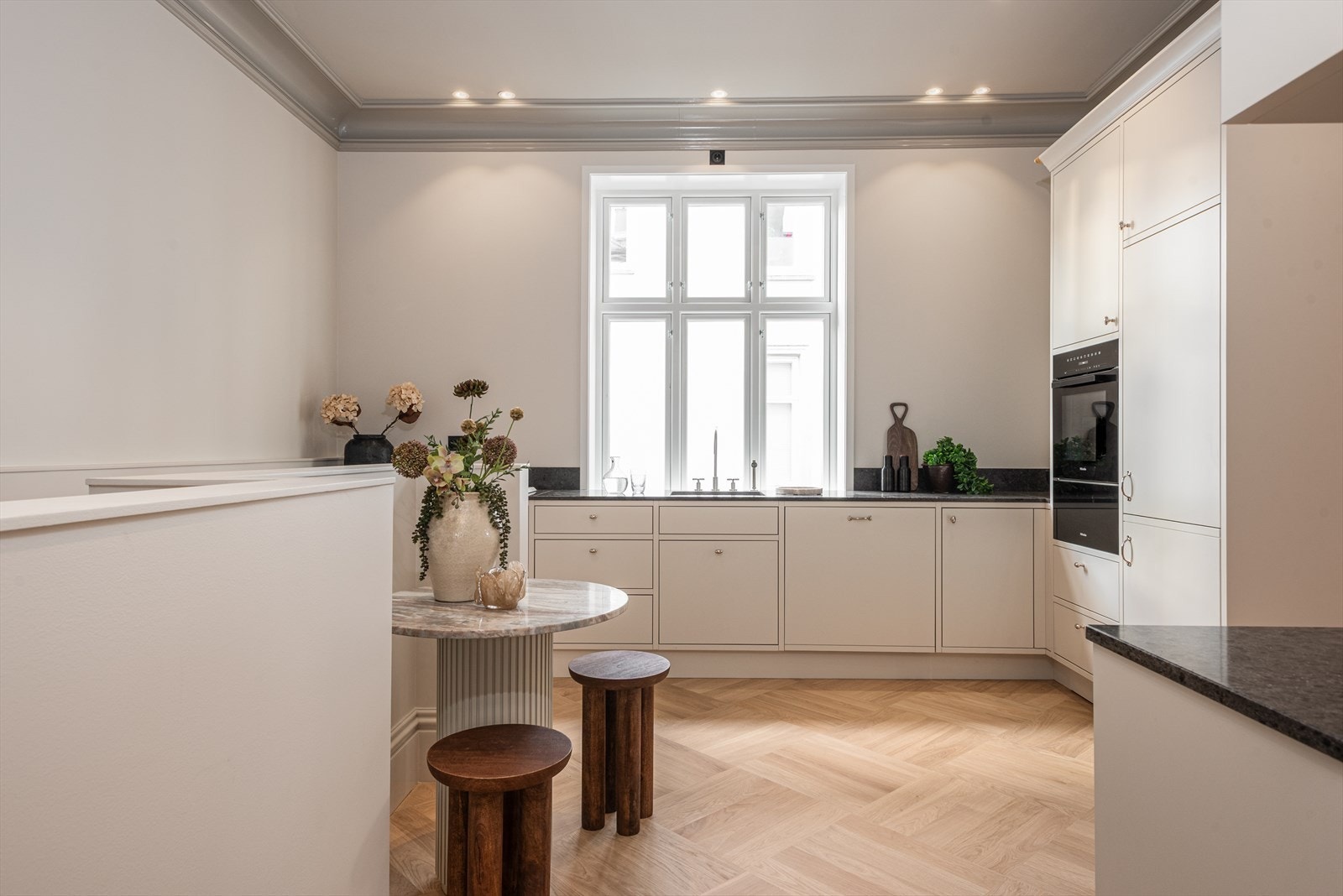 Kjøkkenet har godt med skap- og benkeplass, samt hvitevarer av svært god kvalitet Galleribilde