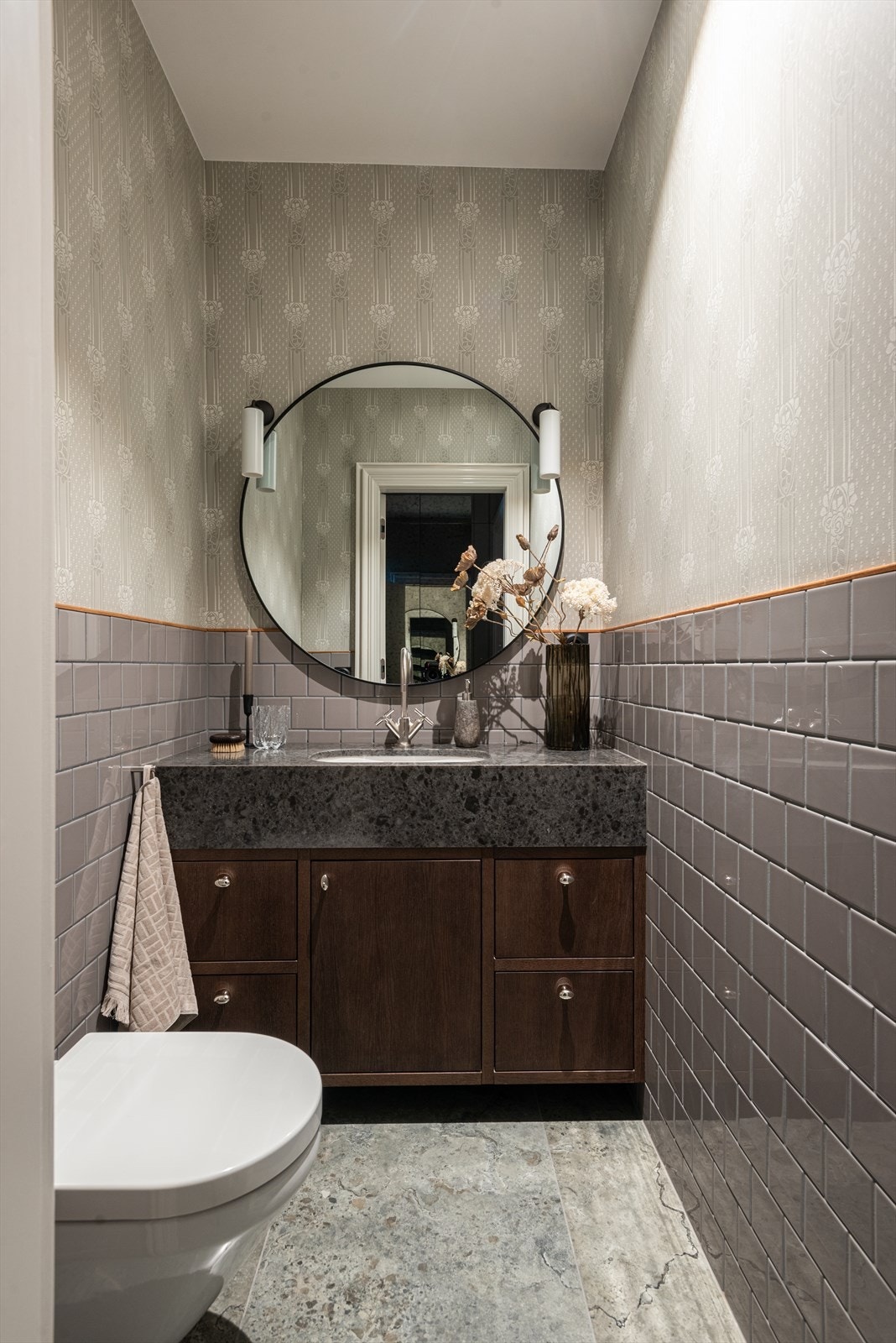 I tilknytning til entréen er det et praktisk gjeste toalett - Flis i kombinasjon med tapet skaper et rolig og eksklusivt uttrykk Galleribilde