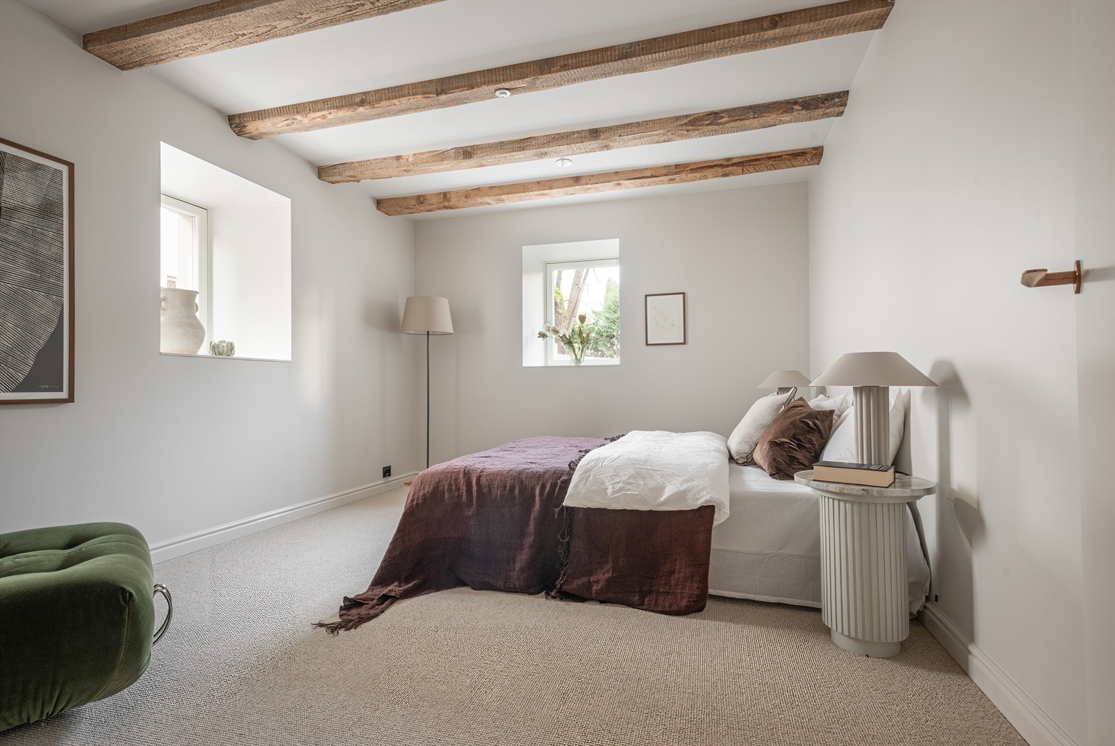 Soverommet har god plass til dobbeltseng, garderobeinnredning og nattbord Galleribilde