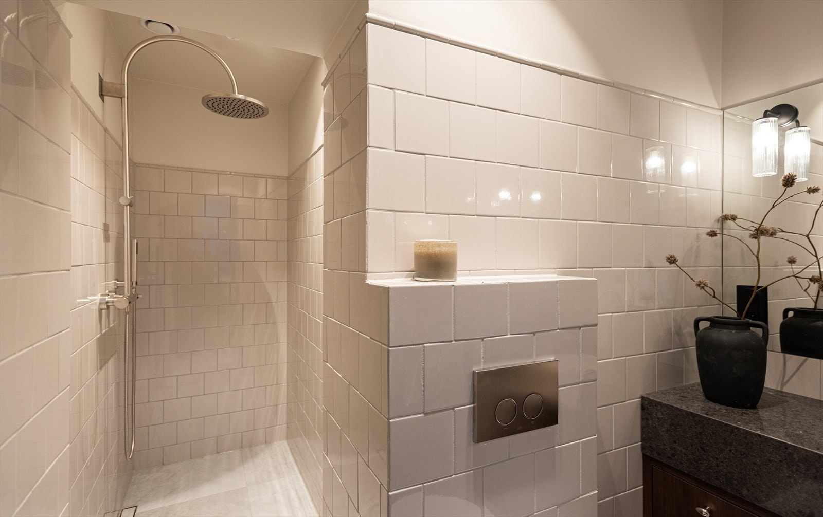 Badene har elektriske varmekabler og vannbåren varme, veggfestet wc, belysning fra Corston, armaturer og garnityr fra Dornbracht samt skjult varmevegg for håndklestenger Galleribilde