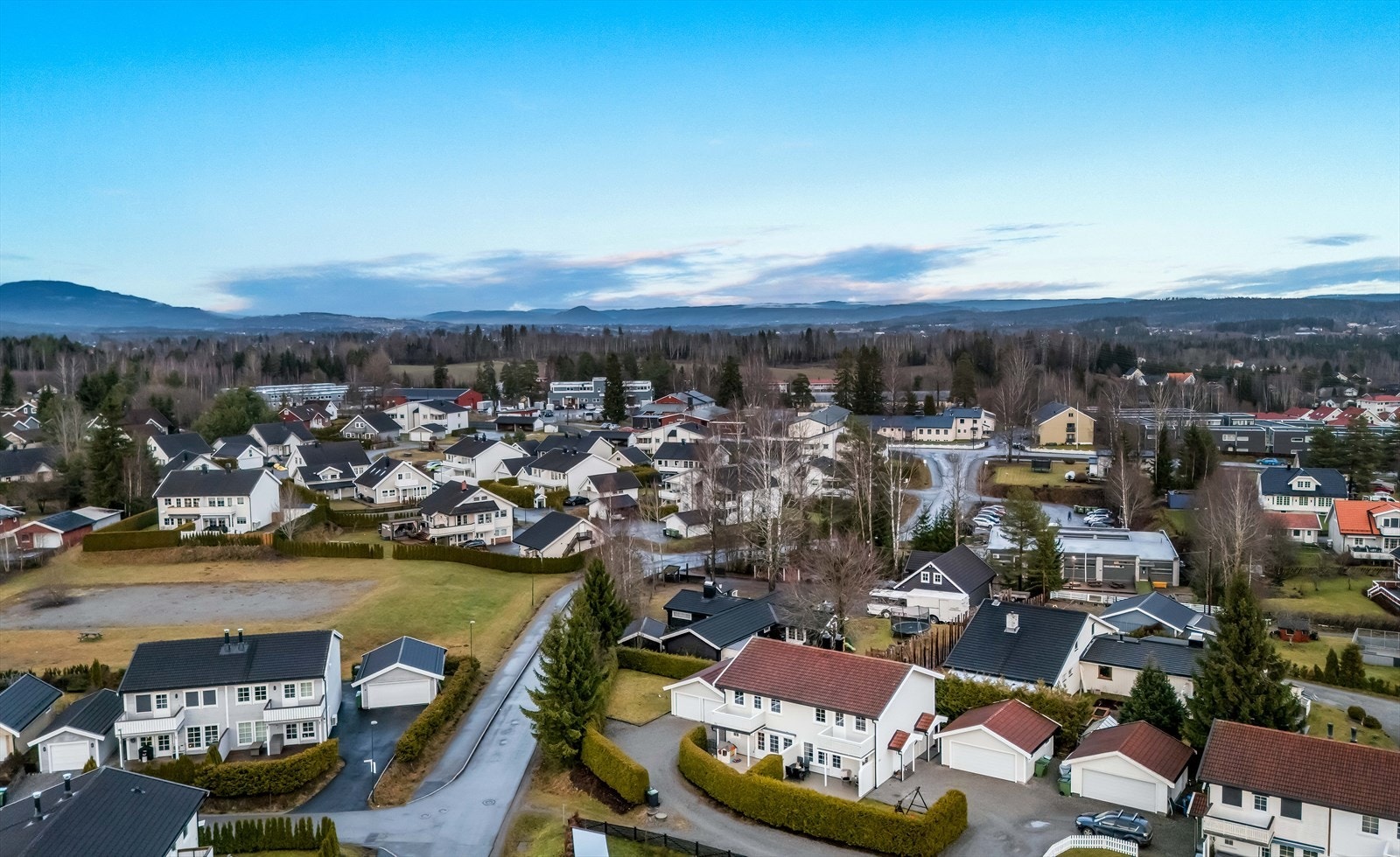Beliggenheten gir enkel tilgang til E6, og Oslo Lufthavn Gardermoen kan nås på 15 minutter. Galleribilde