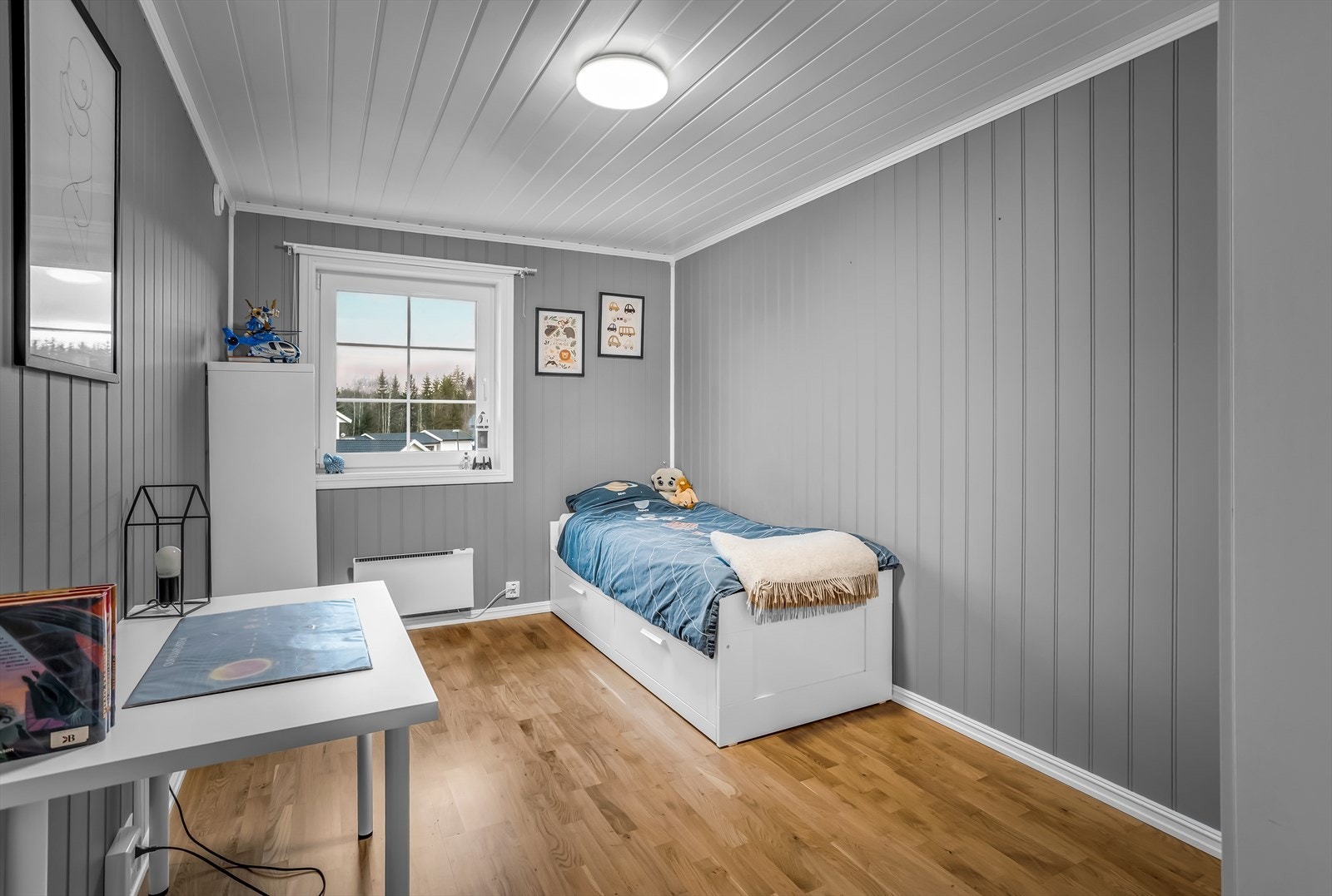 Det andre soverommet egner seg godt som barnerom, med plass til seng og skrivepult. Galleribilde