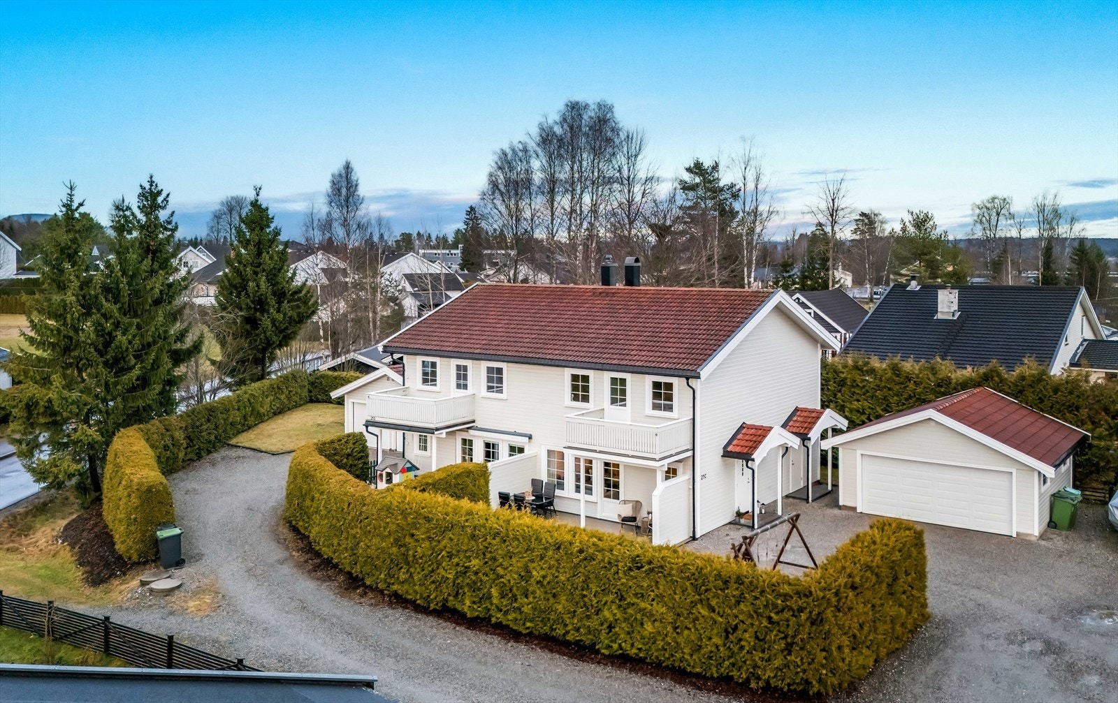 En familievennlig halvpart av tomannsbolig fra 2012 i et etablert boligområde på Dal. Galleribilde