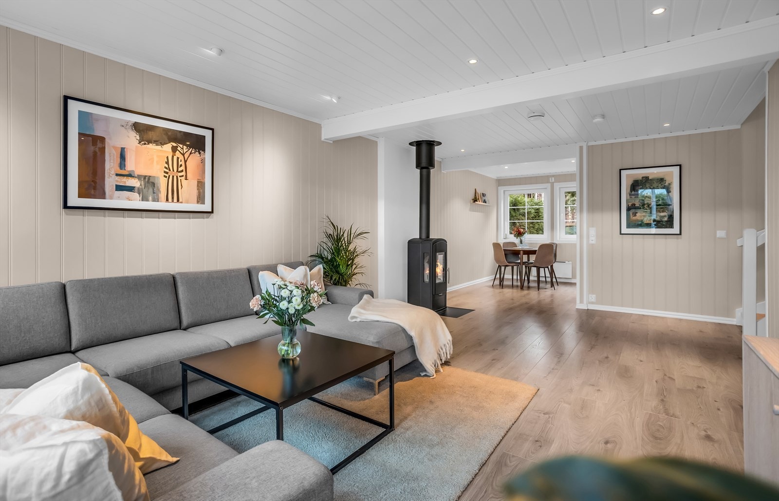 Stuen og kjøkkenet danner et sosialt allrom med gjennomgående parkett- og laminatgulv. Galleribilde