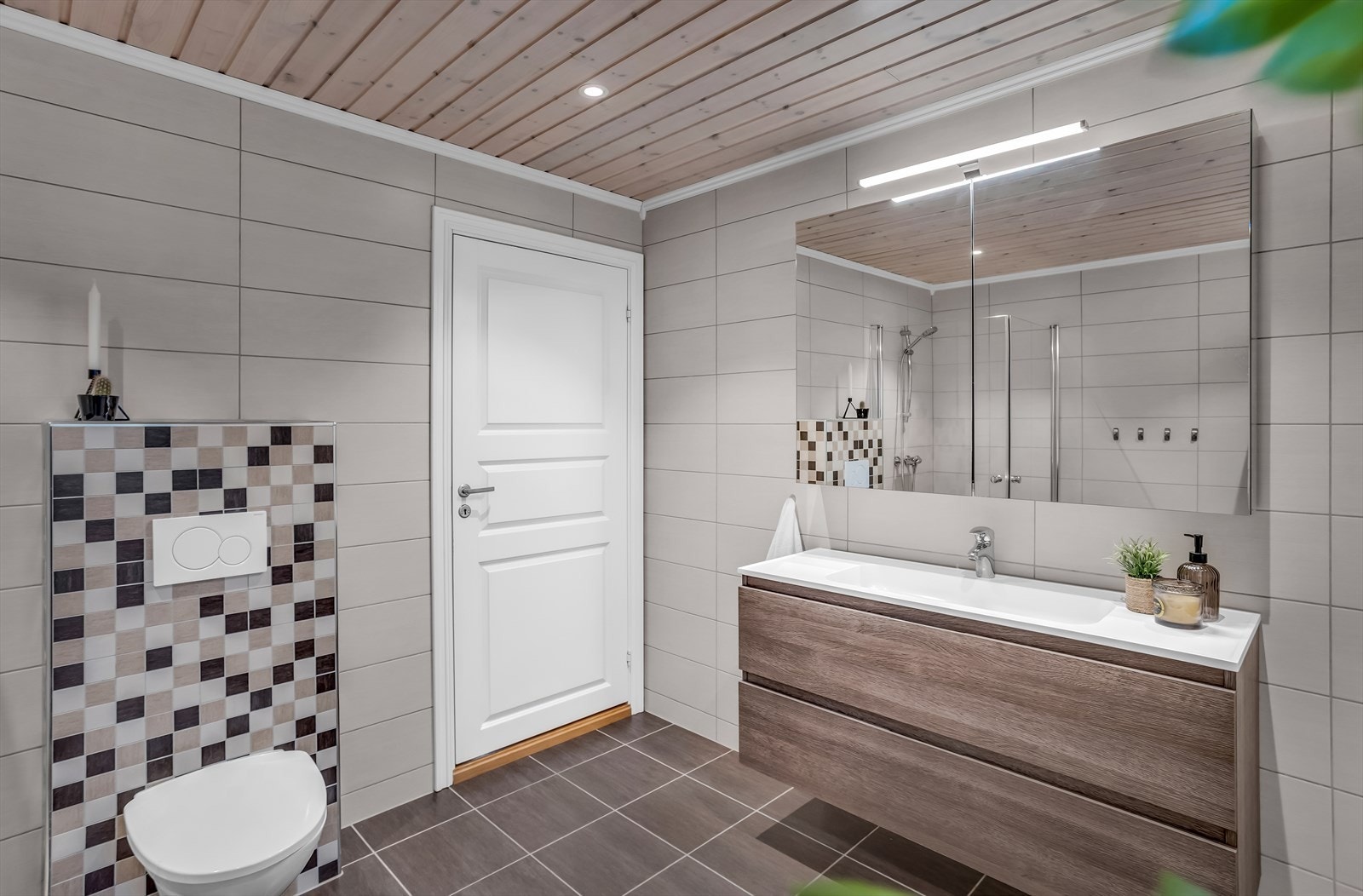 Et romslig og funksjonelt bad i andre etasje med vegghengt toalett og servant i innredning. Galleribilde