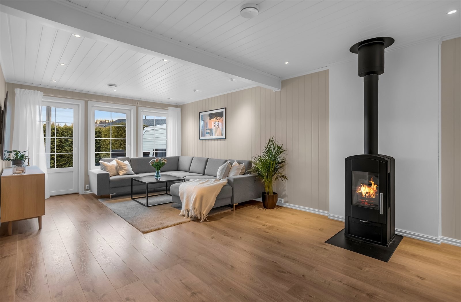 Den åpne løsningen gir en god romfølelse og binder sonene naturlig sammen. Galleribilde