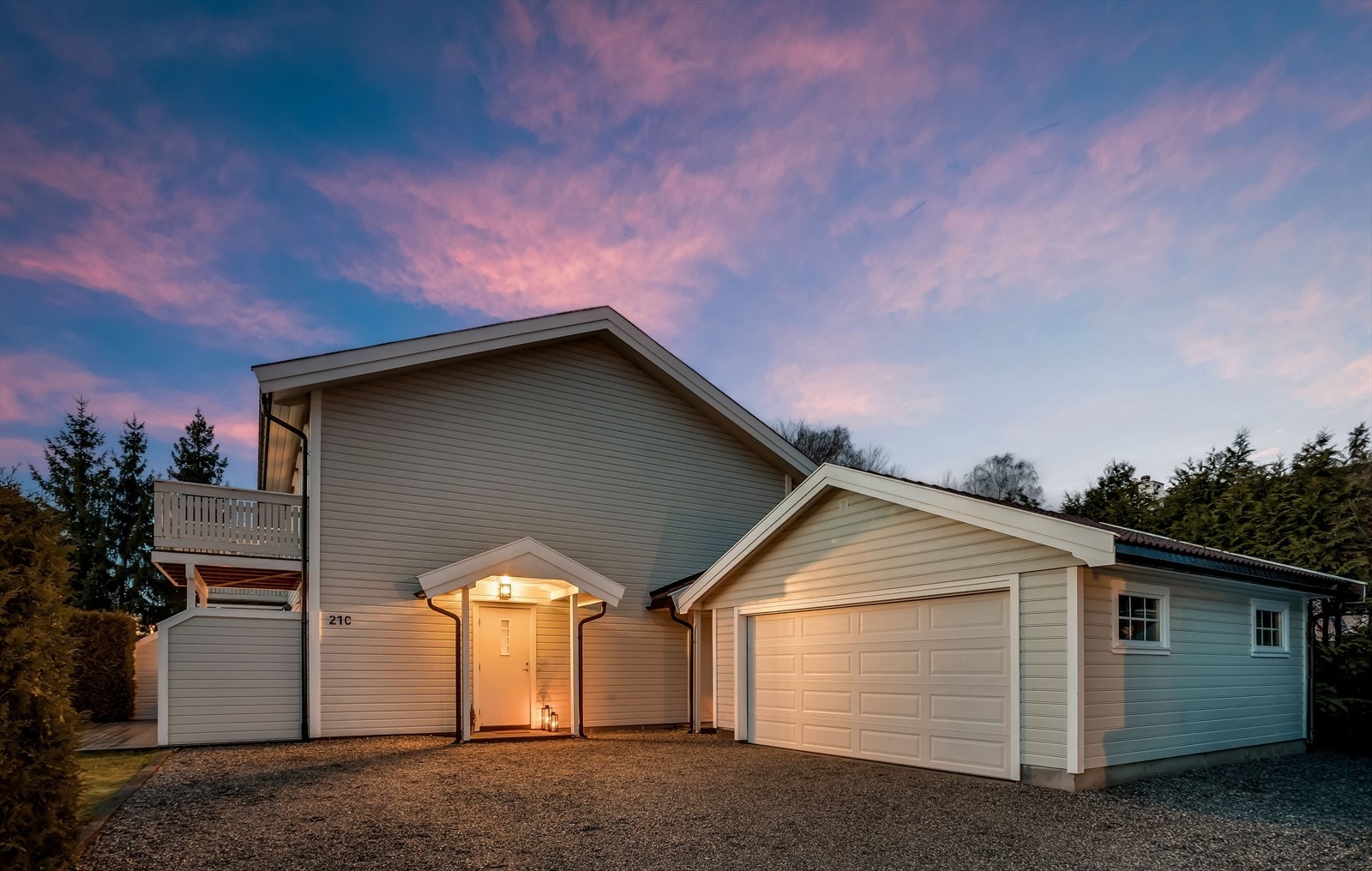 Eiendommen har en stor, gruset gårdsplass med gode parkeringsmuligheter. Galleribilde
