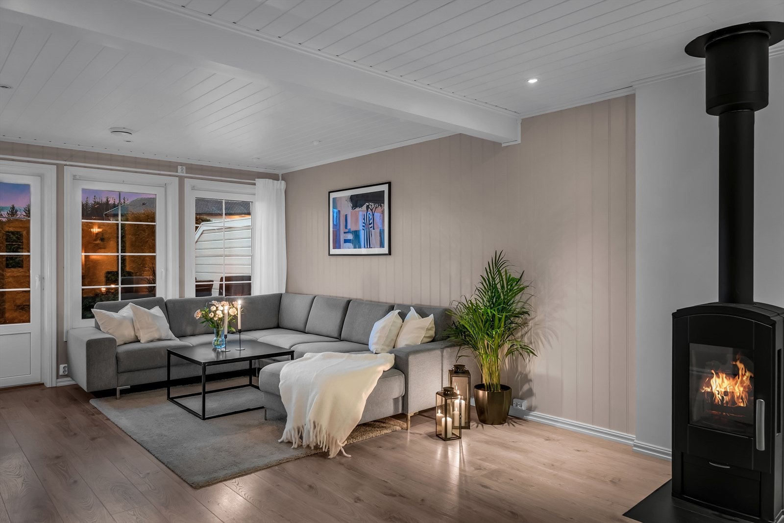 Stuen er et lunt og samlende rom, også på kveldstid. Galleribilde