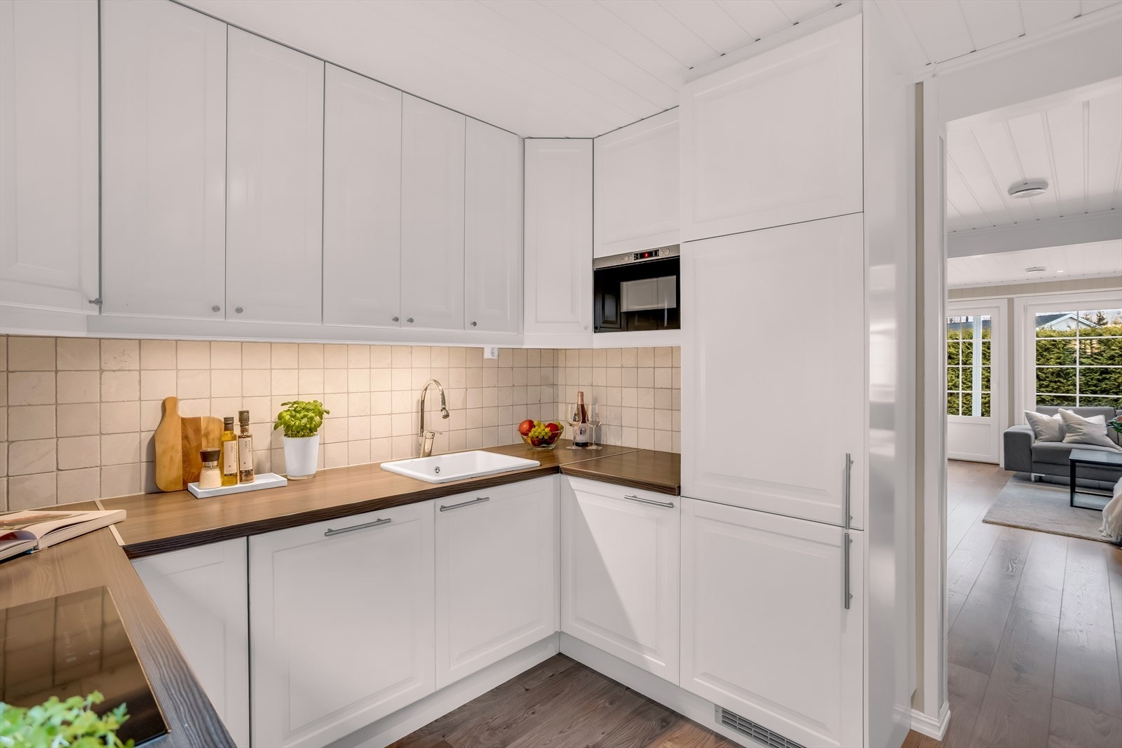 Her finner du også integrert mikro og kjøl-/fryseskap, samt vannstoppsystem. Galleribilde