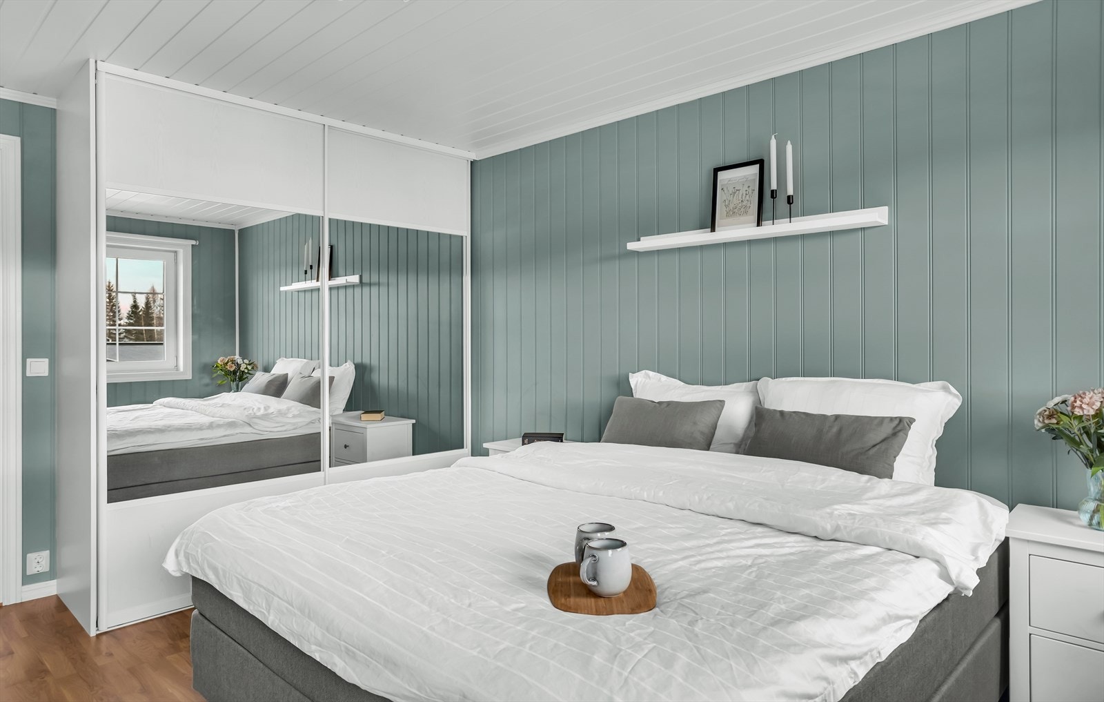 En stor skyvedørsgarderobe gir rikelig med oppbevaringsplass på hovedsoverommet. Galleribilde