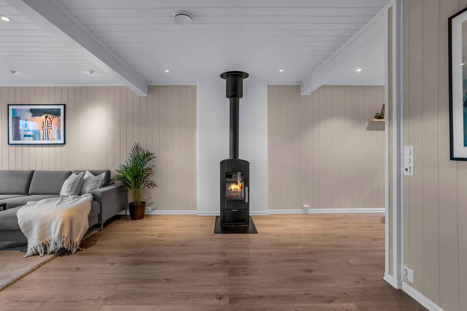 En sentralt plassert vedovn gir både varme og en hyggelig atmosfære. Galleribilde