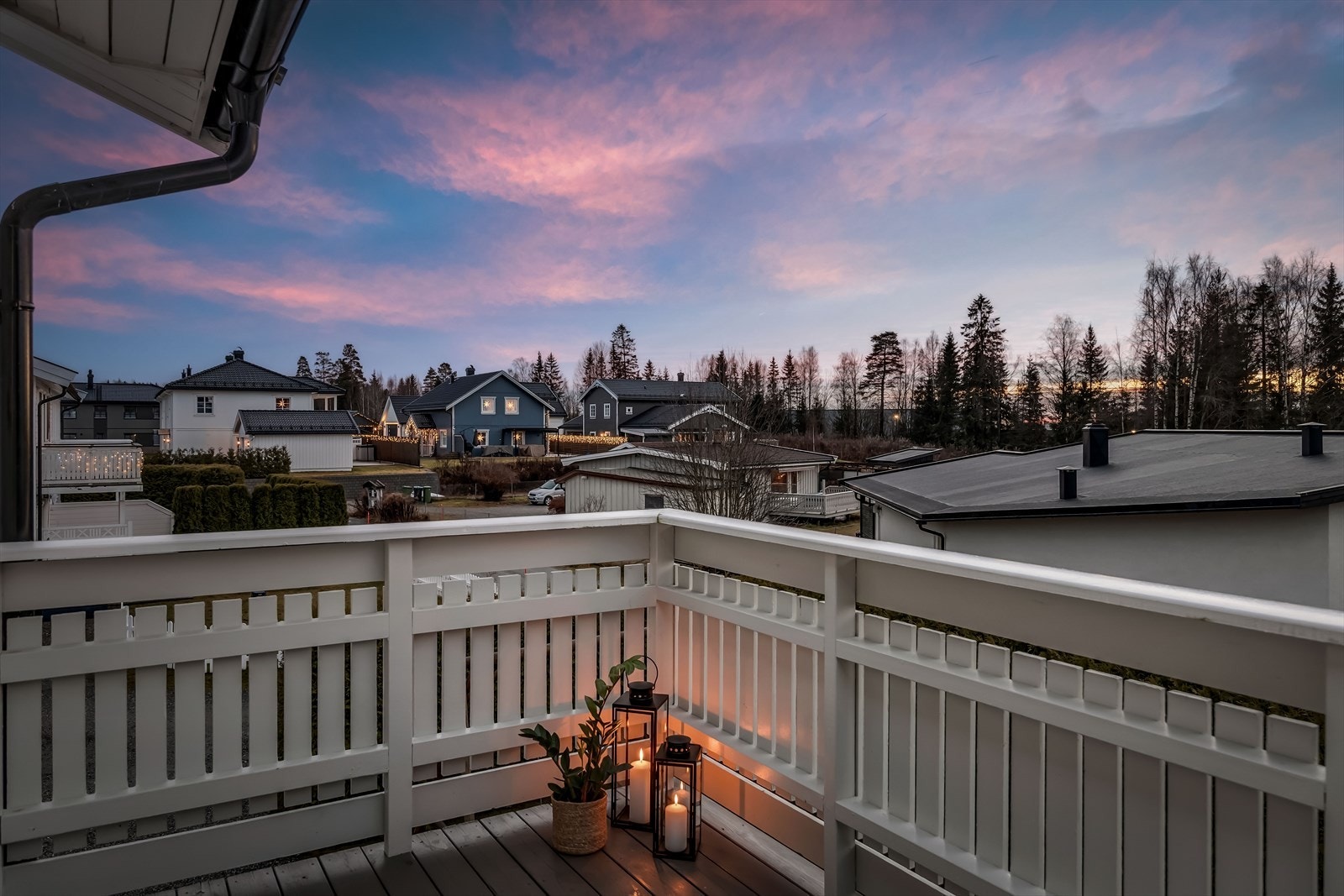 Fra balkongen er det utsikt over nabolaget. Galleribilde