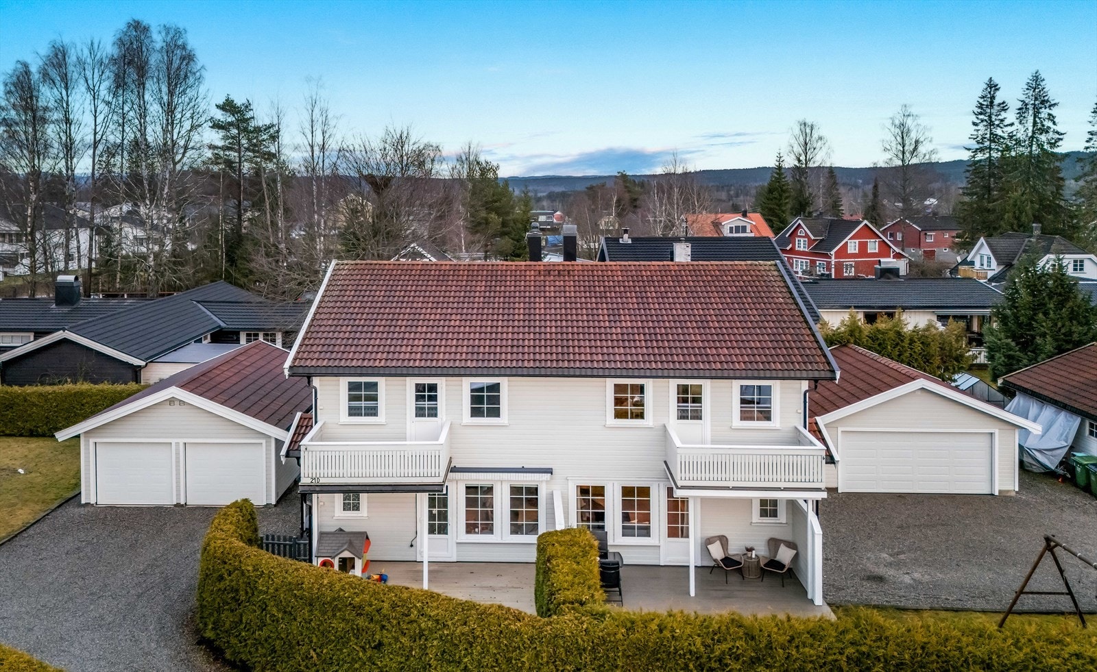 Fra boligen er det kort vei til barnehage, barneskole, dagligvare og togstasjon. Galleribilde