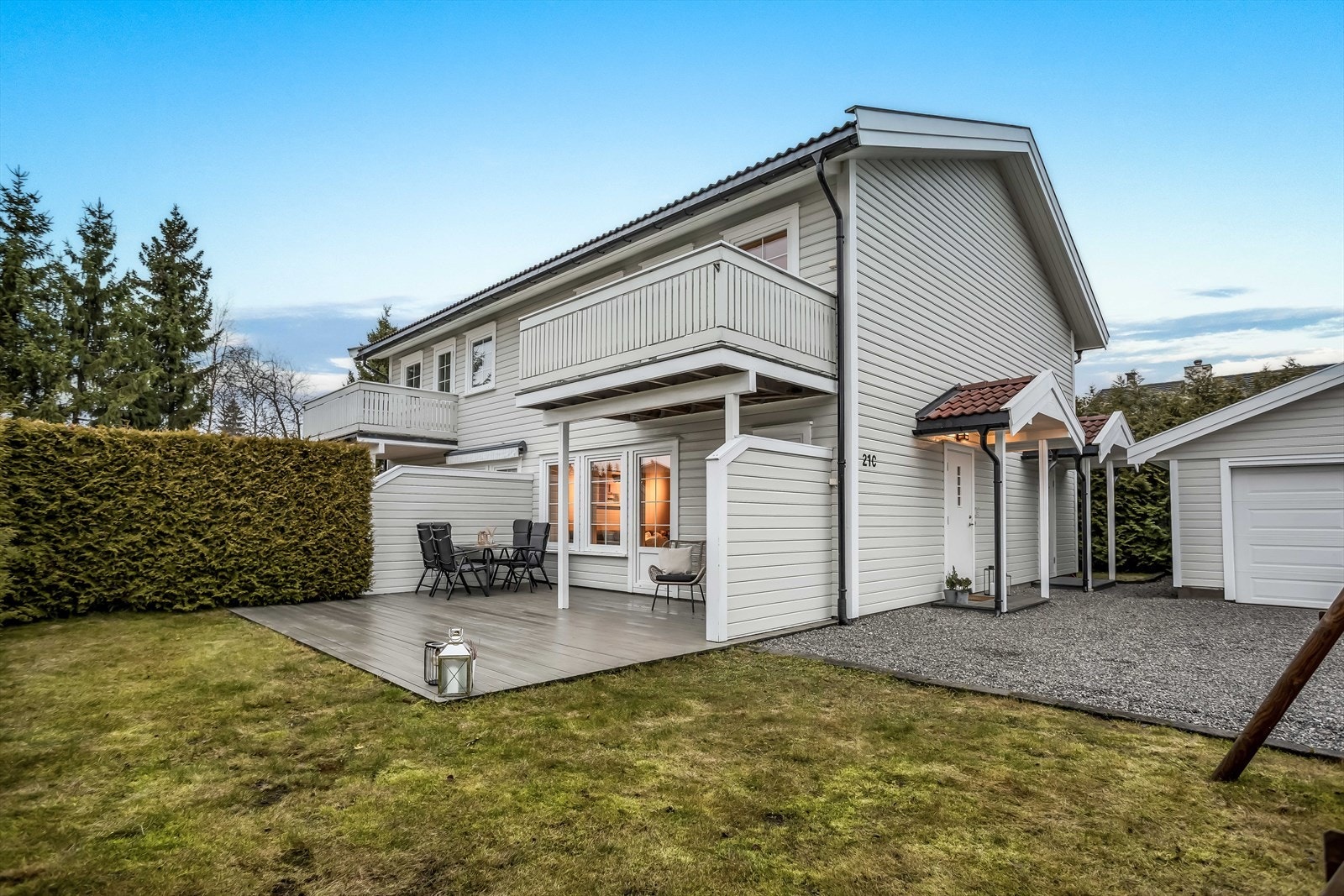 Den store terrassen ble fornyet i 2018 og har god plass til utemøbler. Galleribilde