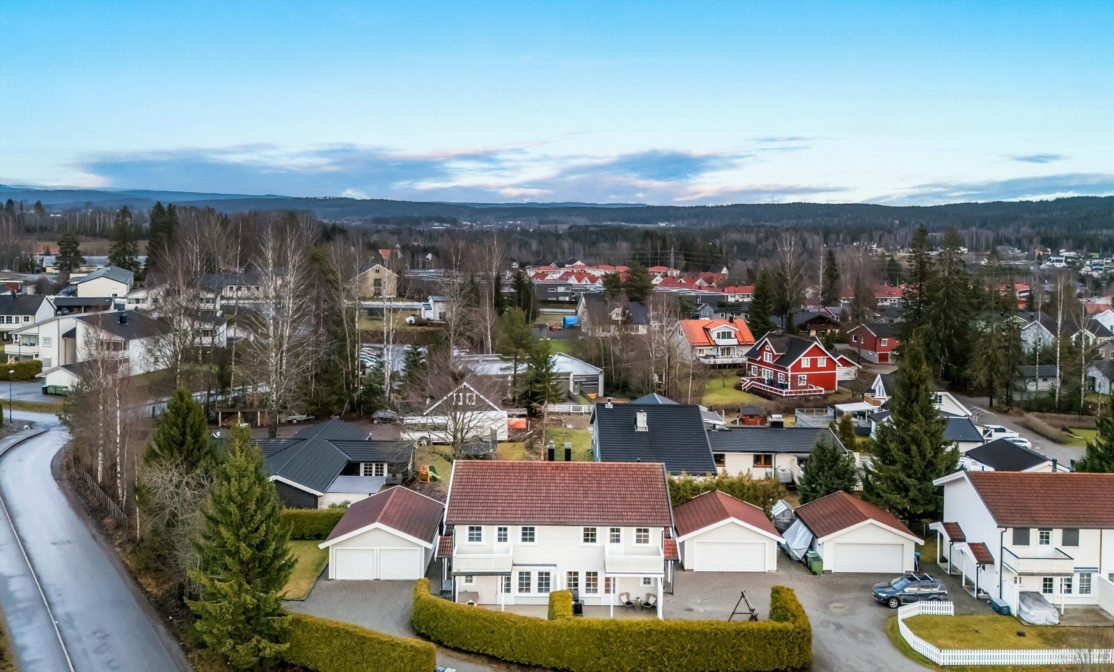 Boligen ligger i et rolig og barnevennlig område med nærhet til skog og mark. Galleribilde