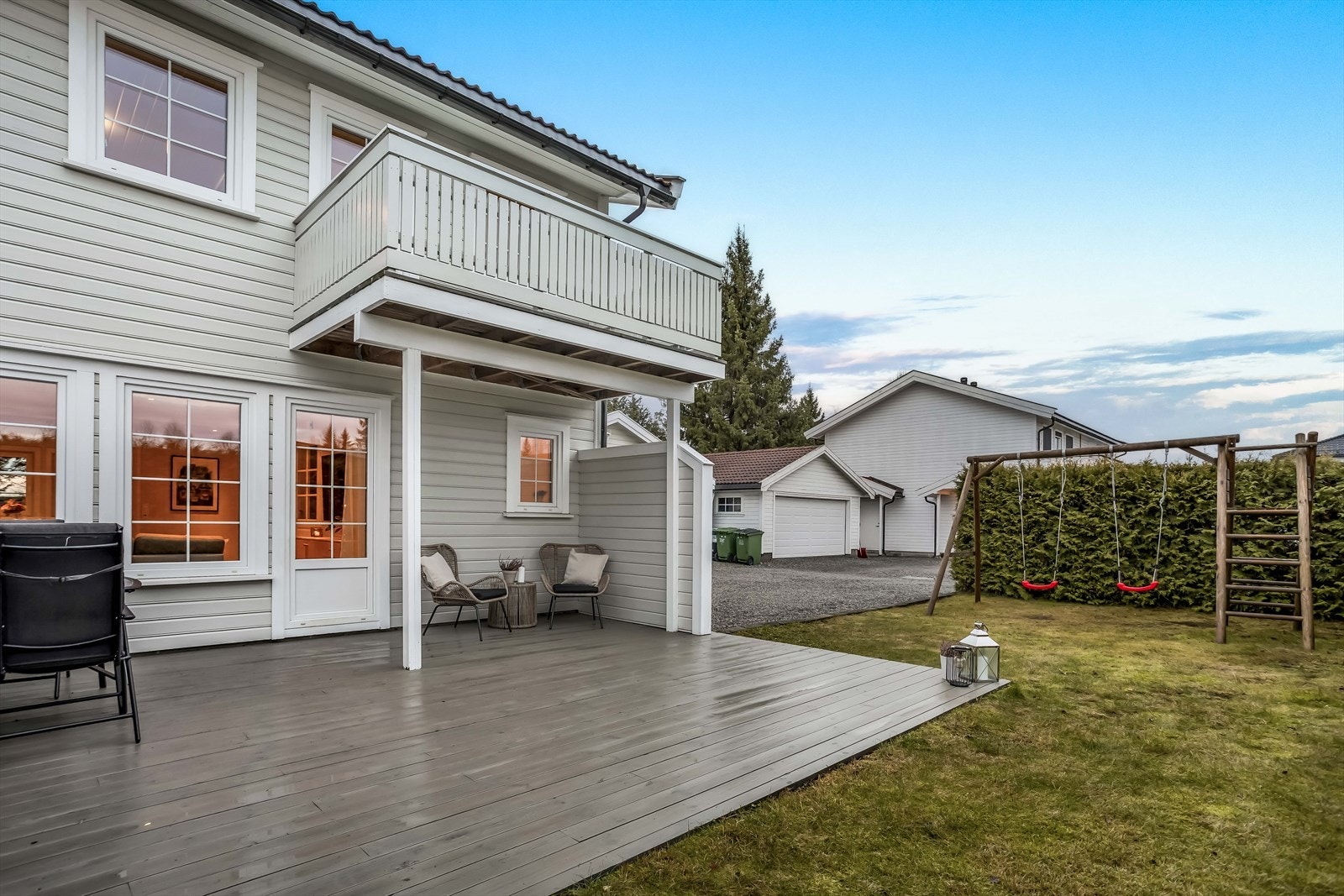 Uteområdet har plenareal med plass til lek og aktivitet. Galleribilde