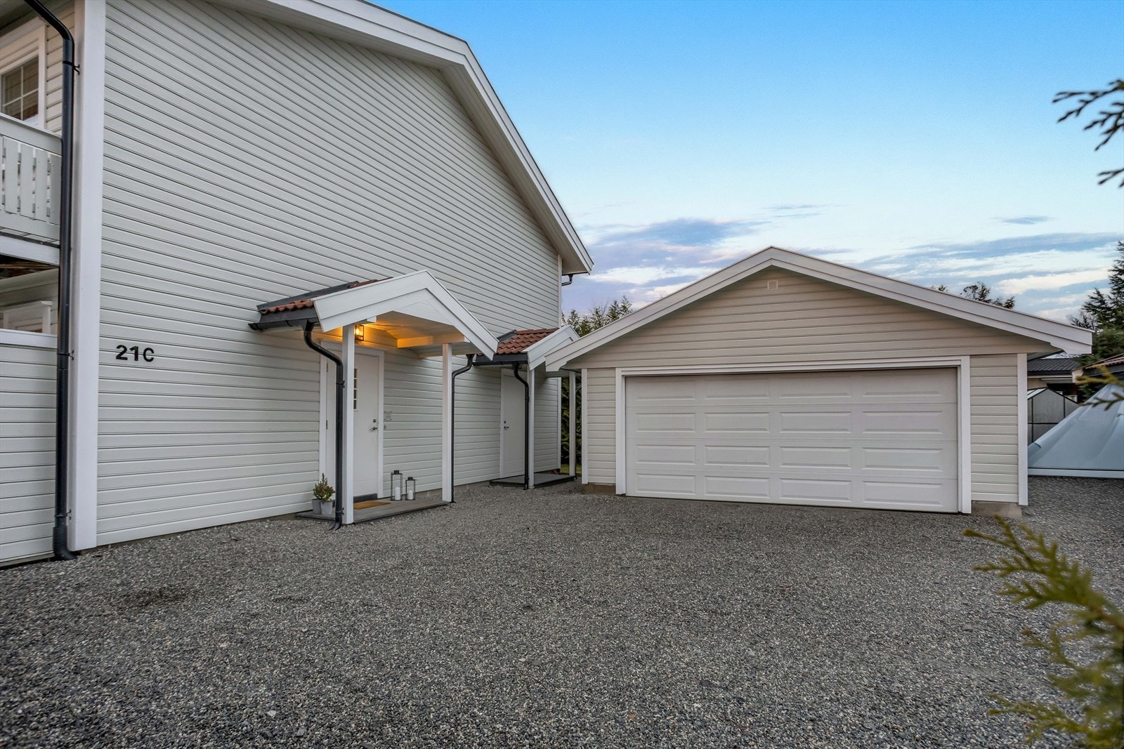 Overbygget inngangsparti og enkel adkomst til både bolig og garasje. Galleribilde