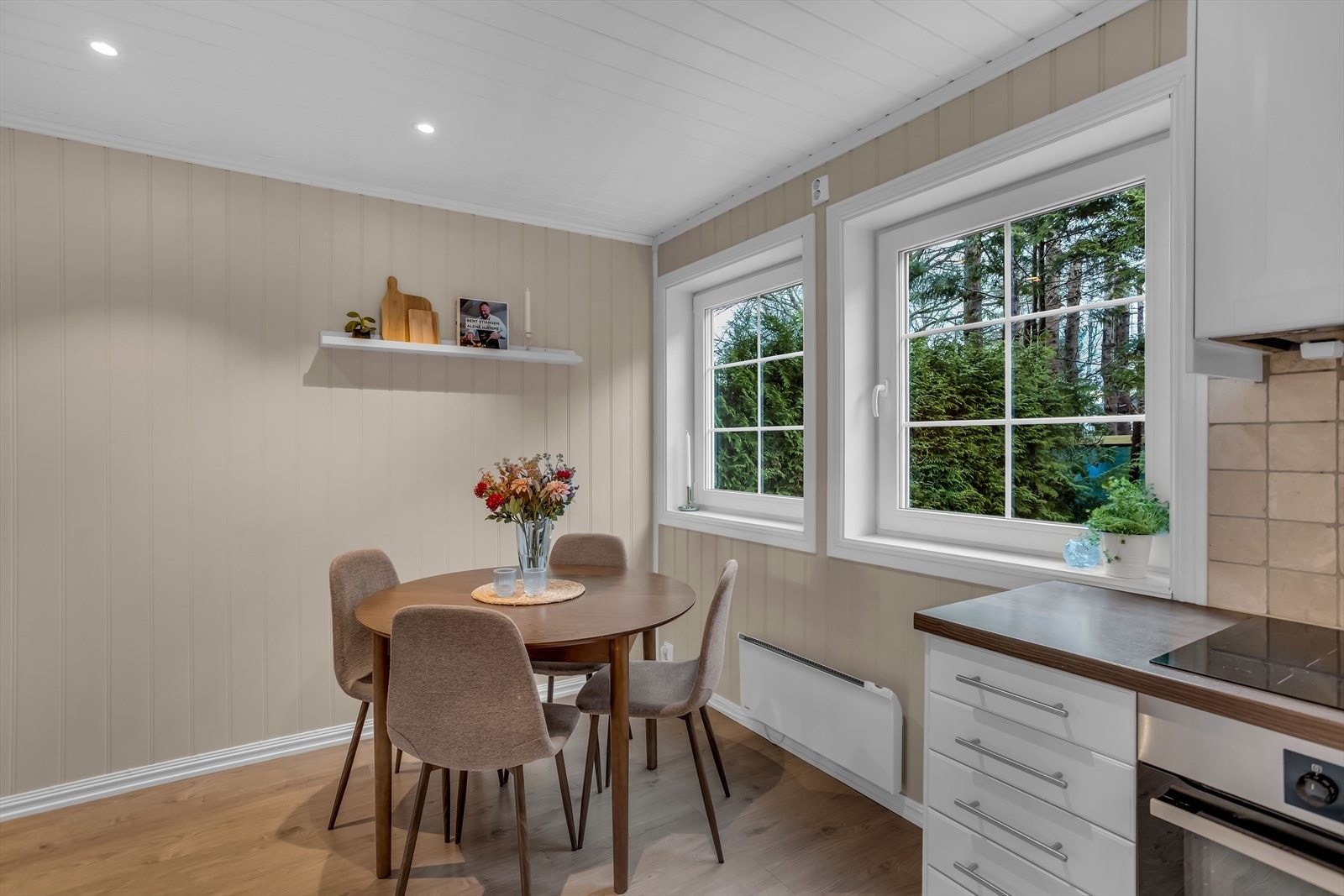 I tilknytning til kjøkkenet er det en naturlig plass for spisebord. Galleribilde