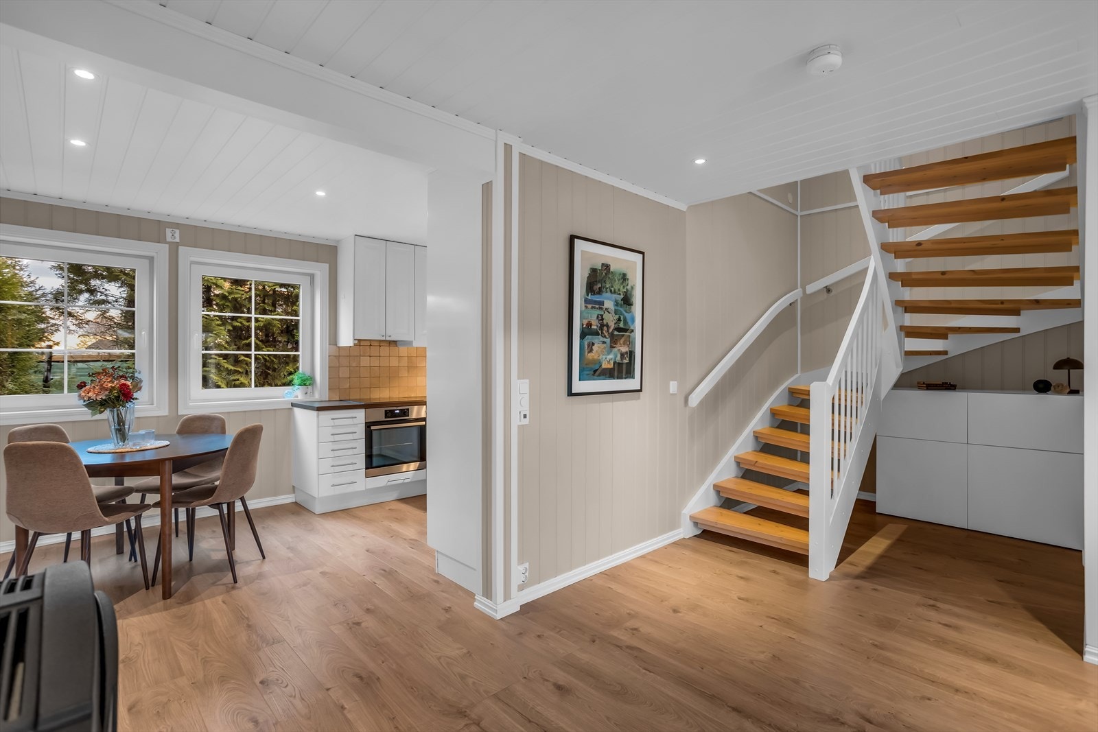 Trappen er sentralt plassert i allrommet. Galleribilde