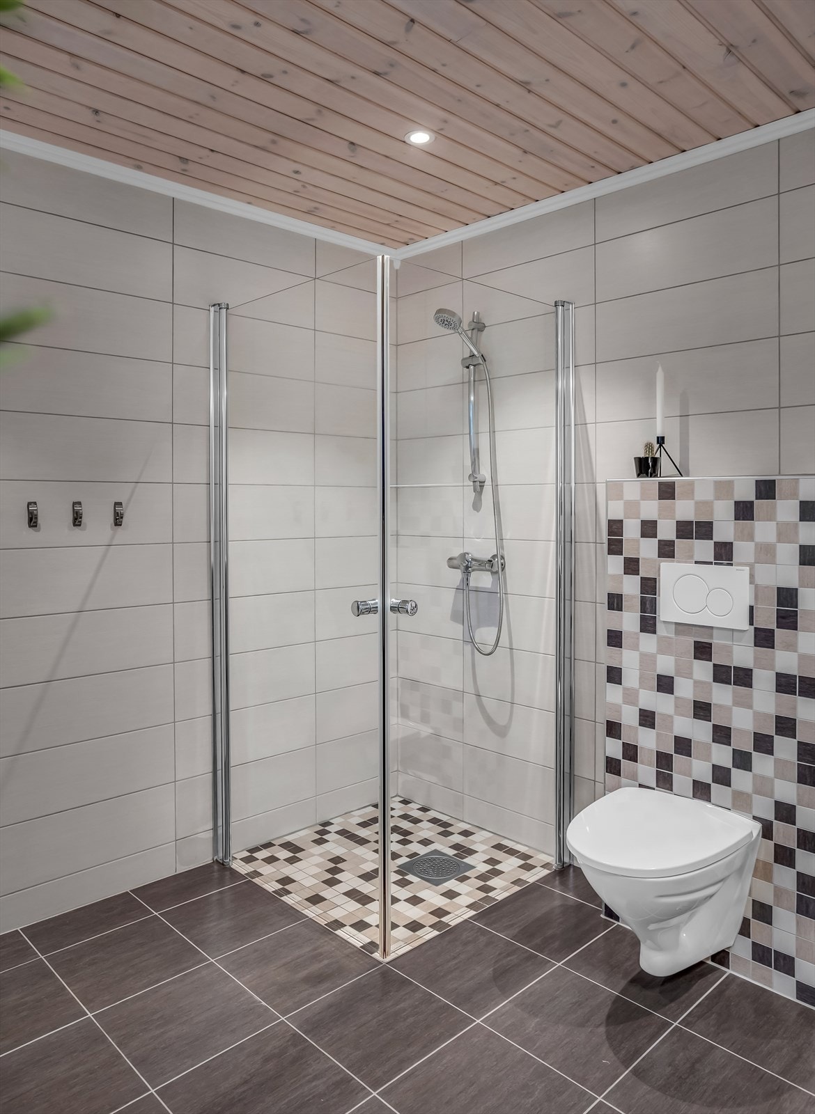 Dusjhjørne med innfellbare glassdører utnytter plassen effektivt. Galleribilde