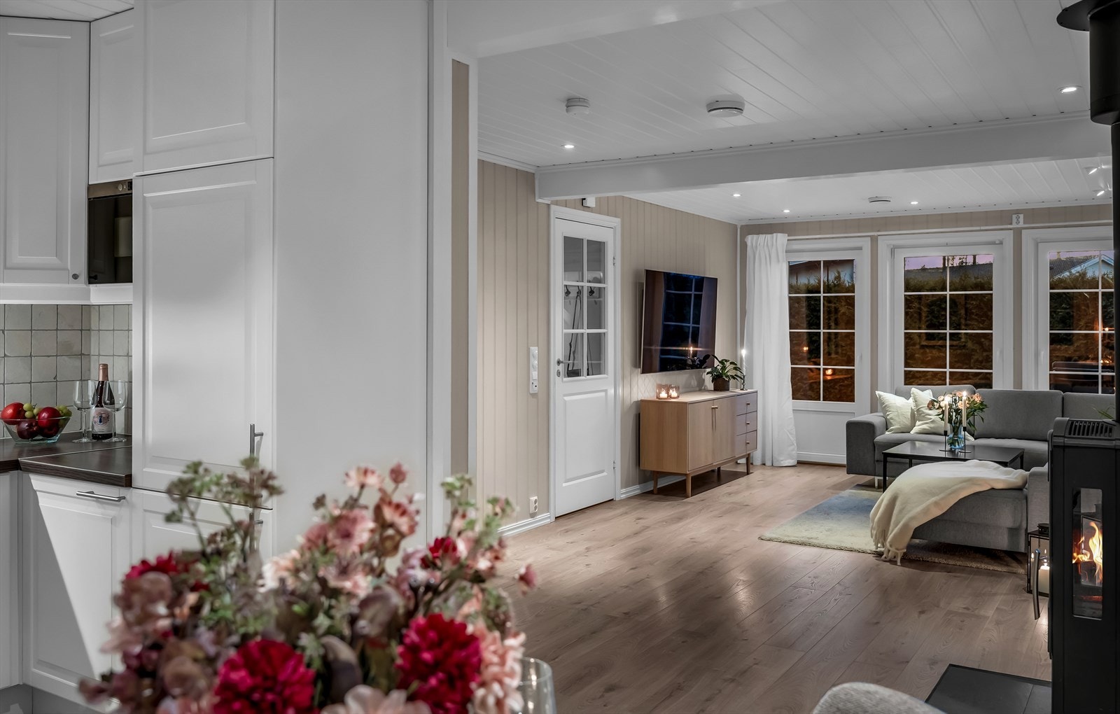 Den funksjonelle planløsningen gjør dette til en svært sosial førsteetasje. Galleribilde