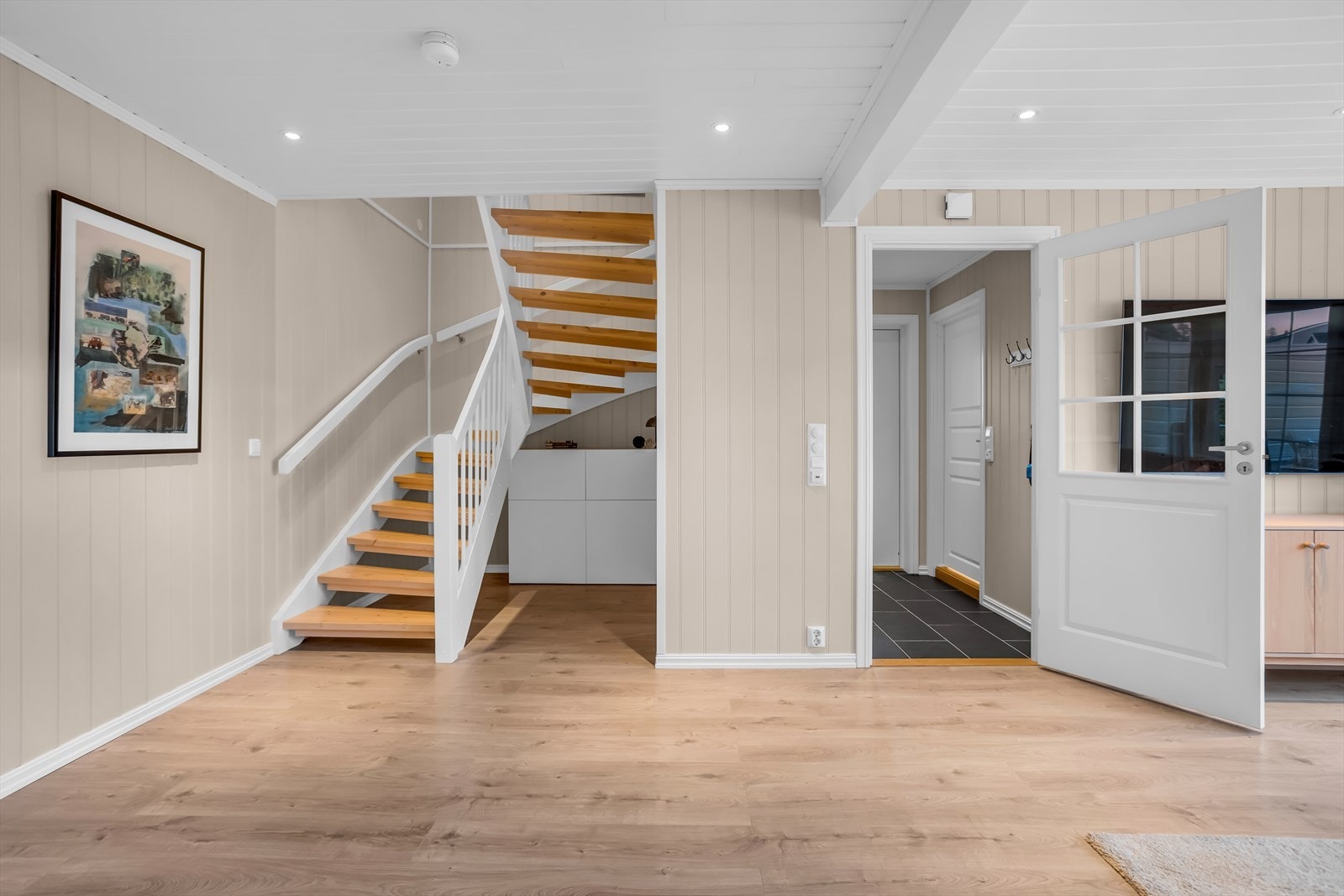 Den malte tretrappen med lakkerte trinn leder opp til andre etasje. Galleribilde