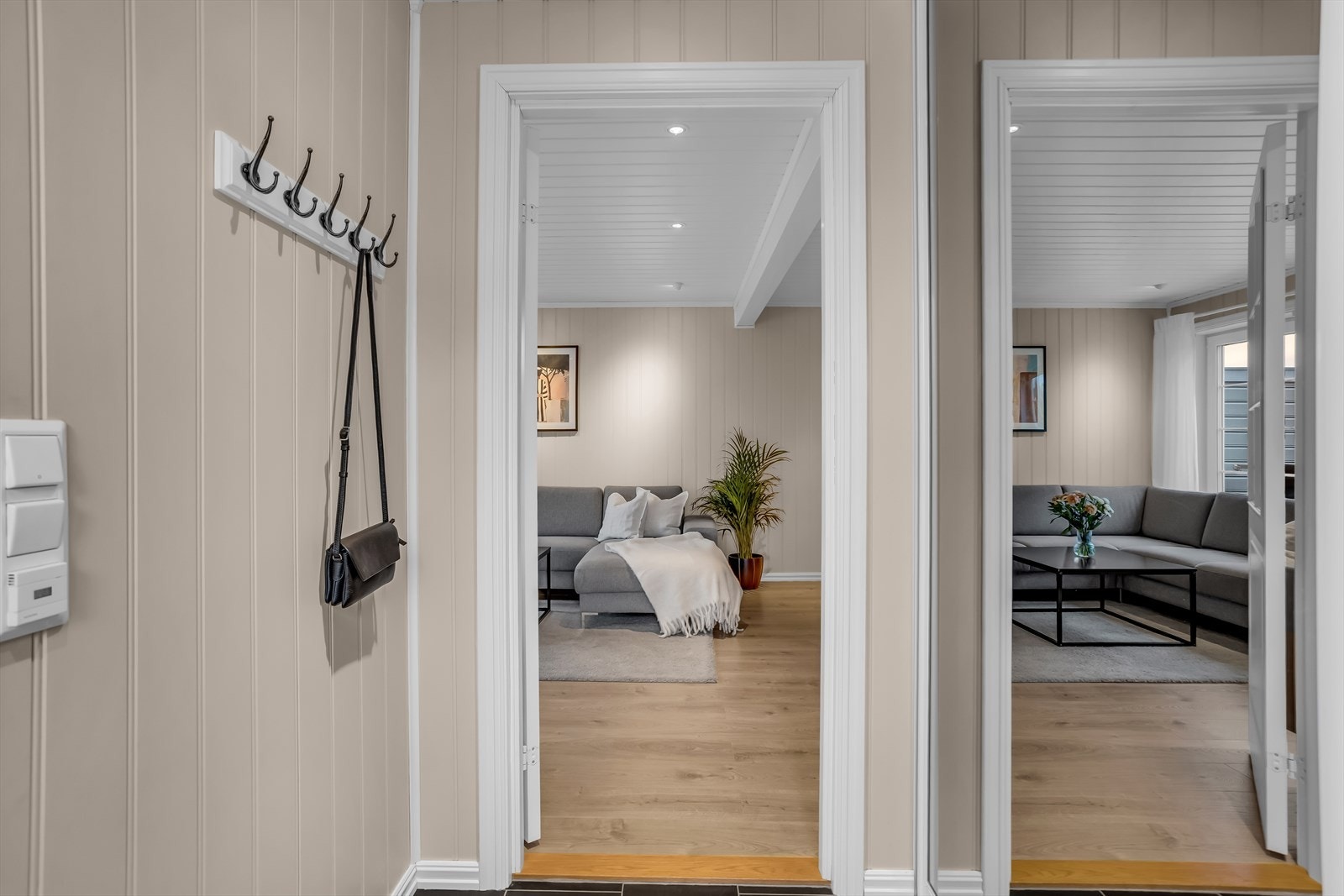 Fra gangen åpner boligen seg opp mot stuen. Hele etasjen har behagelig gulvvarme. Galleribilde