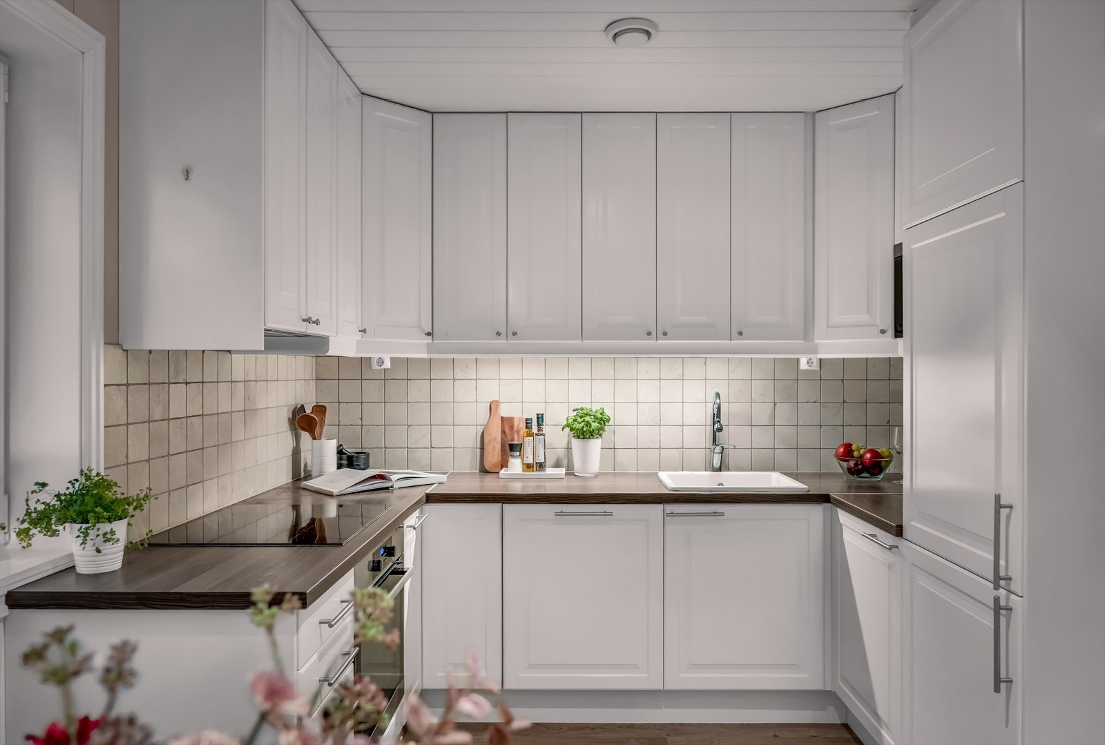 Innredningen byr på god lagringsplass i både over- og underskap. Galleribilde