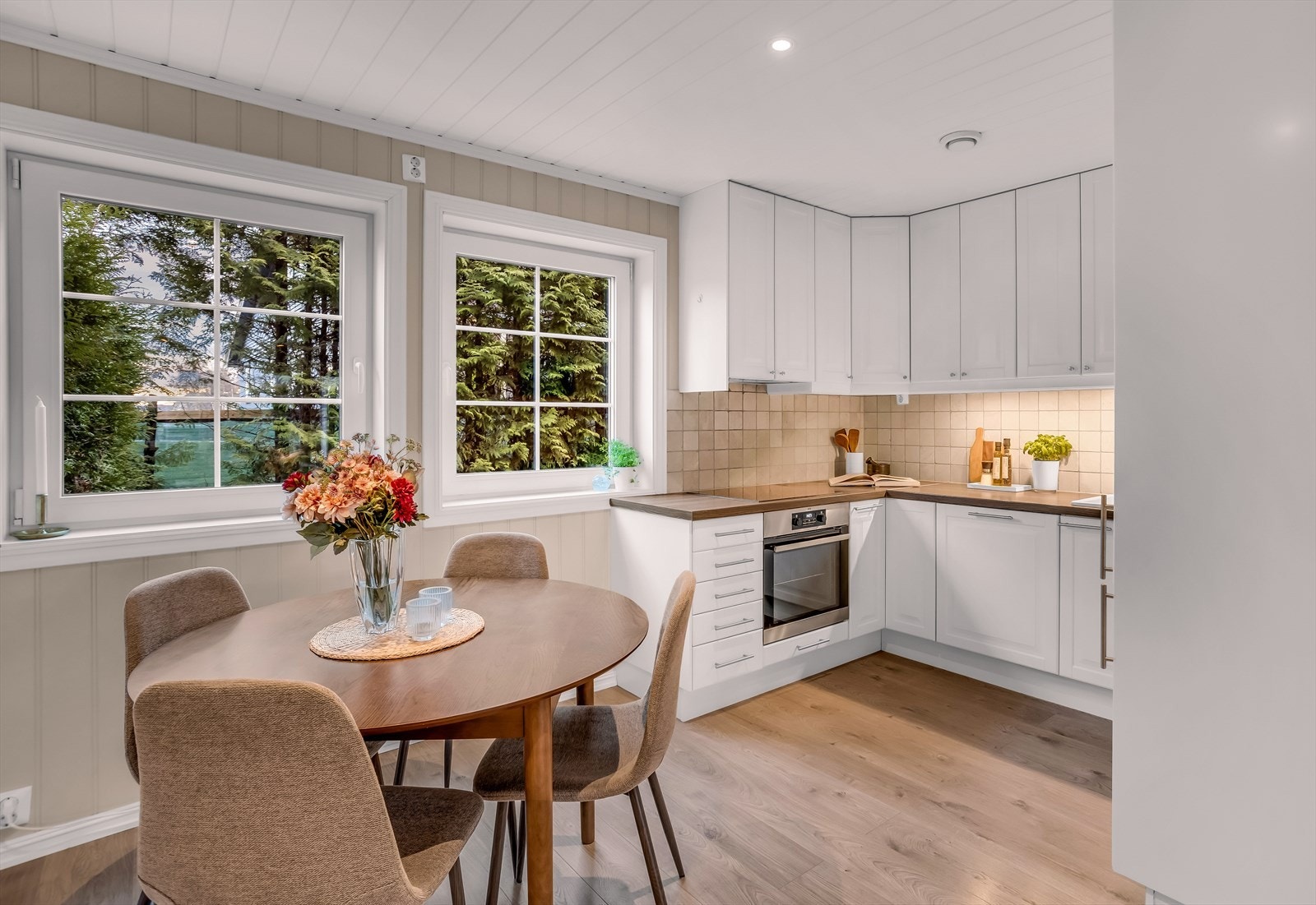 Gjennomgående trepanel i himling i alle rom gir et helhetlig preg. Galleribilde