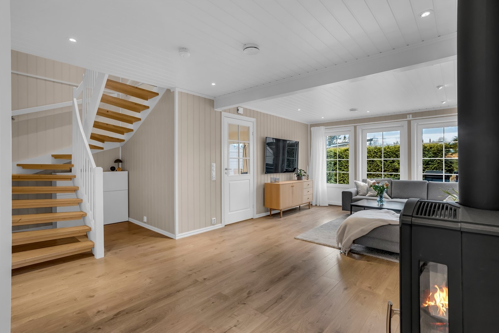 Under trappen er det plass til en smart oppbevaringsløsning. Galleribilde